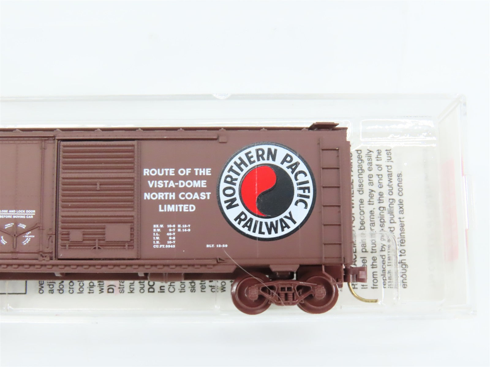 N Scale Micro-Trains MTL 22040 NP Northern Pacific 40' Box Car 8723 RTR