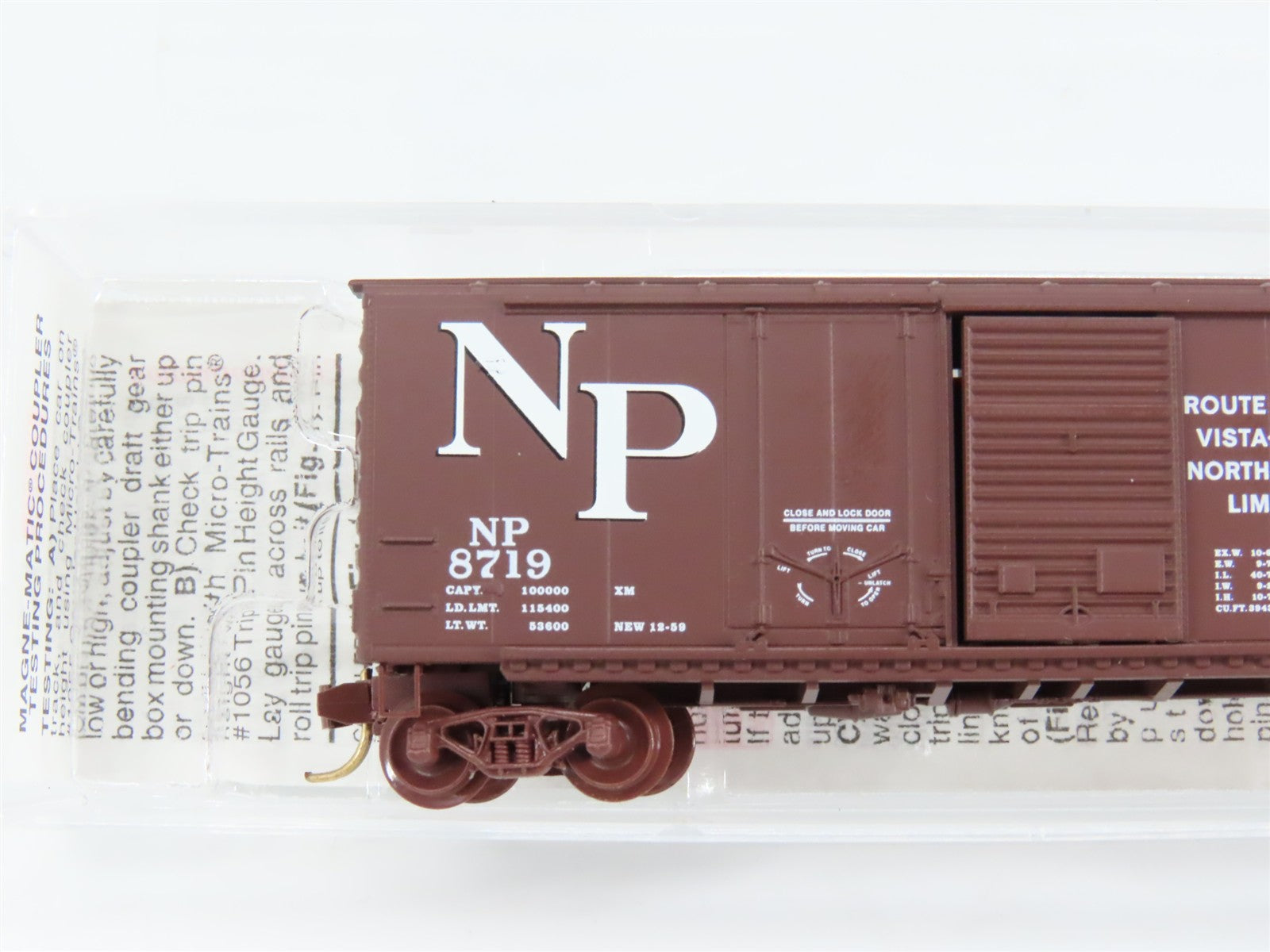 N Scale Micro-Trains MTL 22040 NP Northern Pacific 40' Box Car 8719 RTR