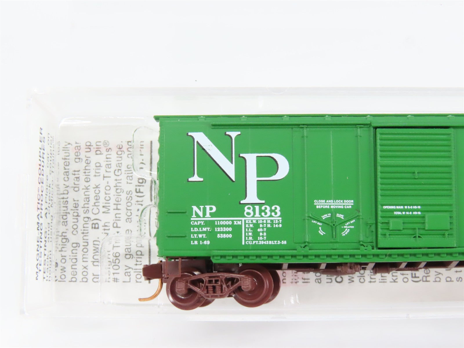N Scale Micro-Trains MTL 22090 NP Northern Pacific 40' Box Car 8133 RTR