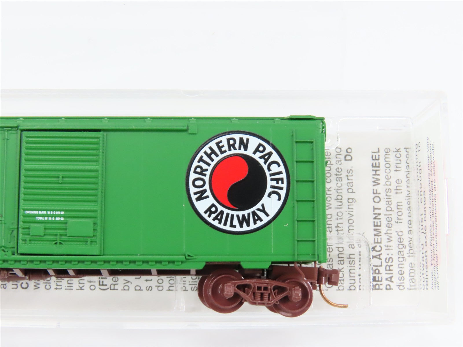 N Scale Micro-Trains MTL 22090 NP Northern Pacific 40' Box Car 8133 RTR