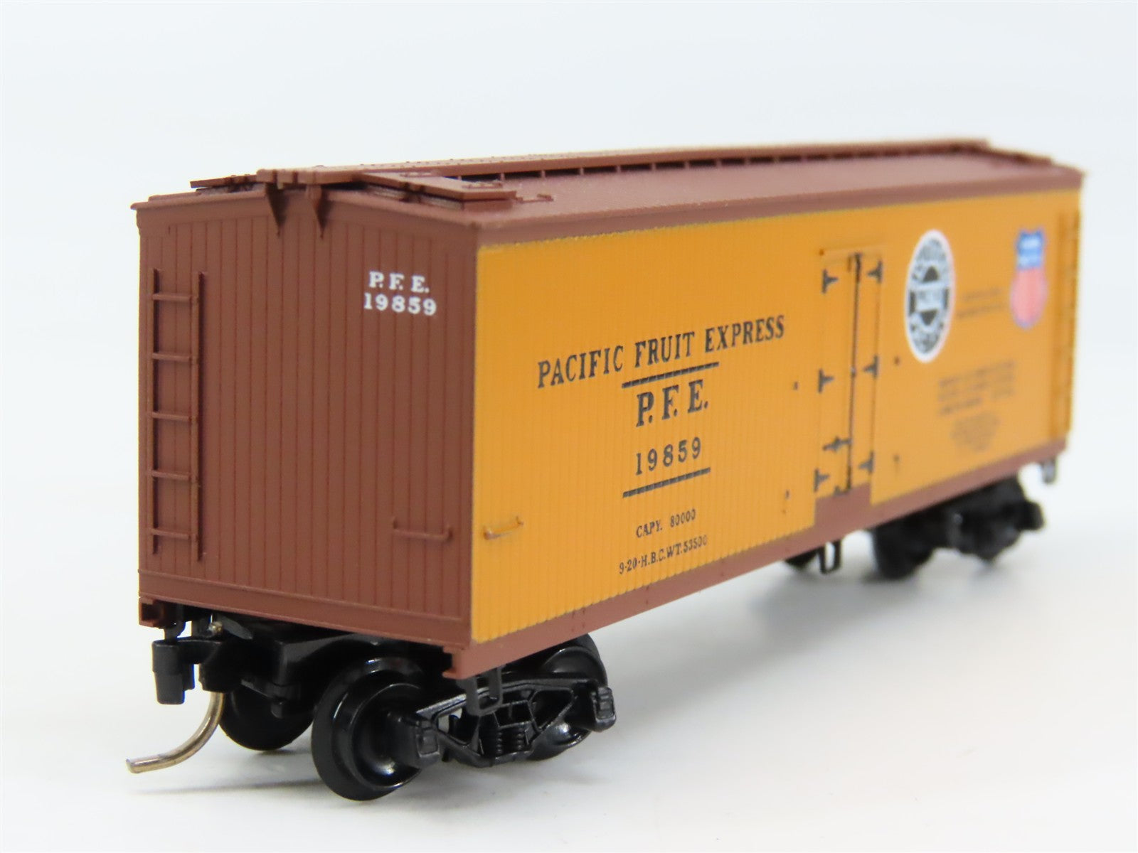 N Scale Micro-Trains MTL 47060 PFE Pacific Fruit Express 40' Reefer 19859 RTR