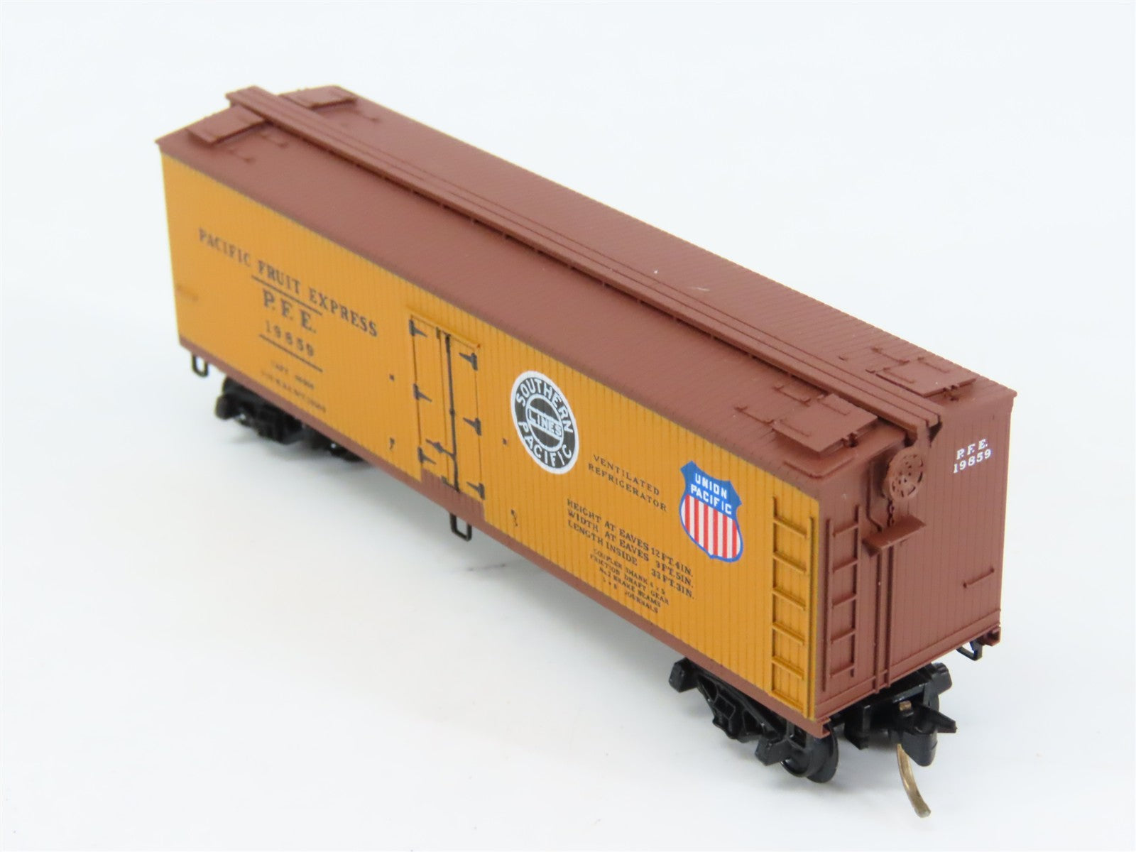 N Scale Micro-Trains MTL 47060 PFE Pacific Fruit Express 40' Reefer 19859 RTR