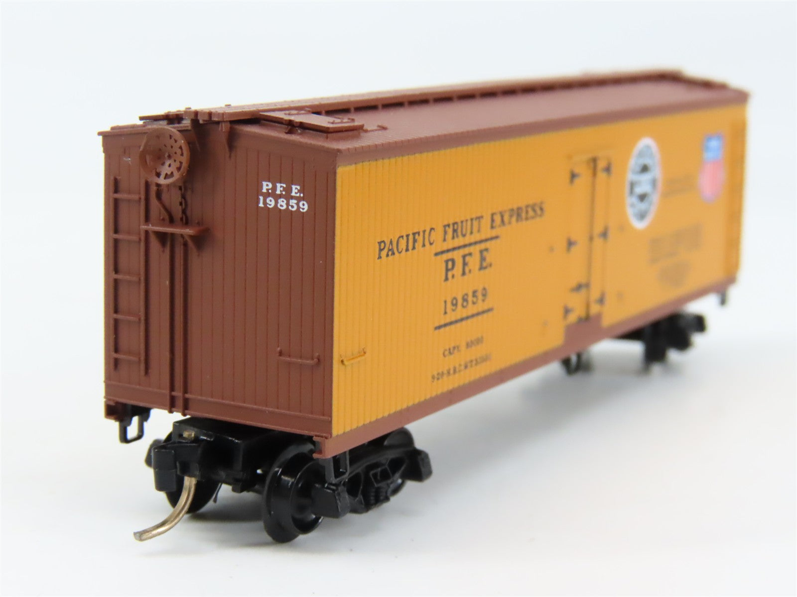 N Scale Micro-Trains MTL 47060 PFE Pacific Fruit Express 40' Reefer 19859 RTR