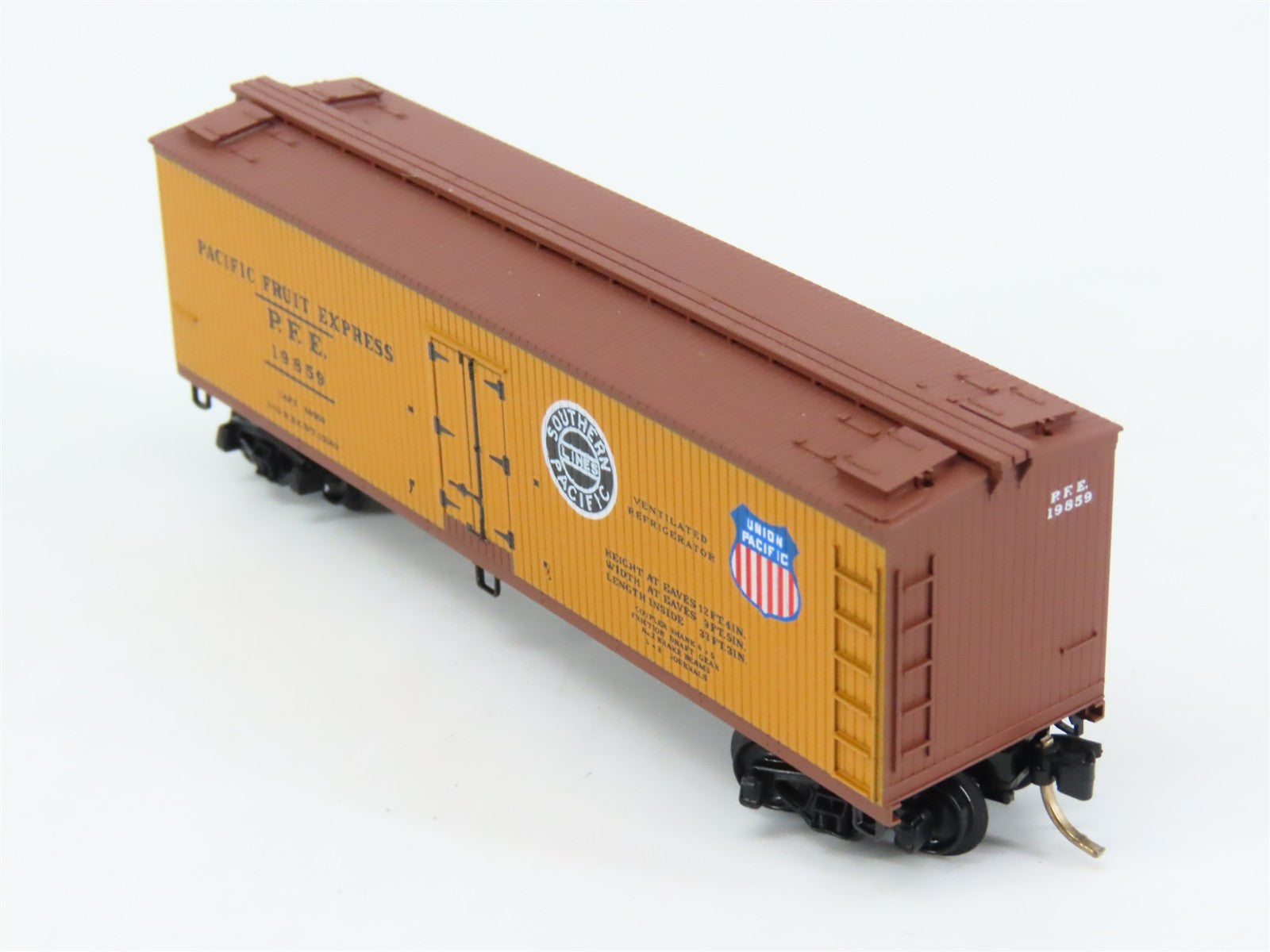 N Scale Micro-Trains MTL 47060 PFE Pacific Fruit Express 40' Reefer 19859 RTR