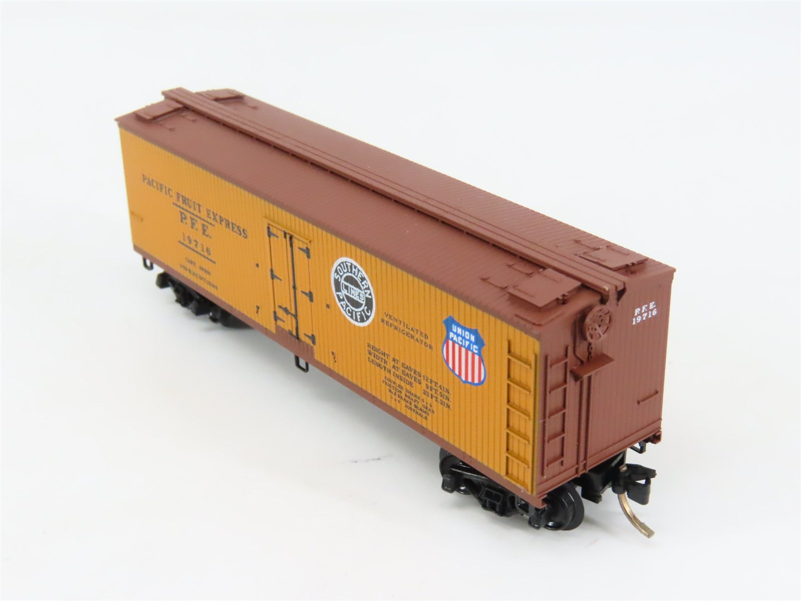 N Scale Micro-Trains MTL 47060 PFE Pacific Fruit Express 40' Reefer 19716 RTR