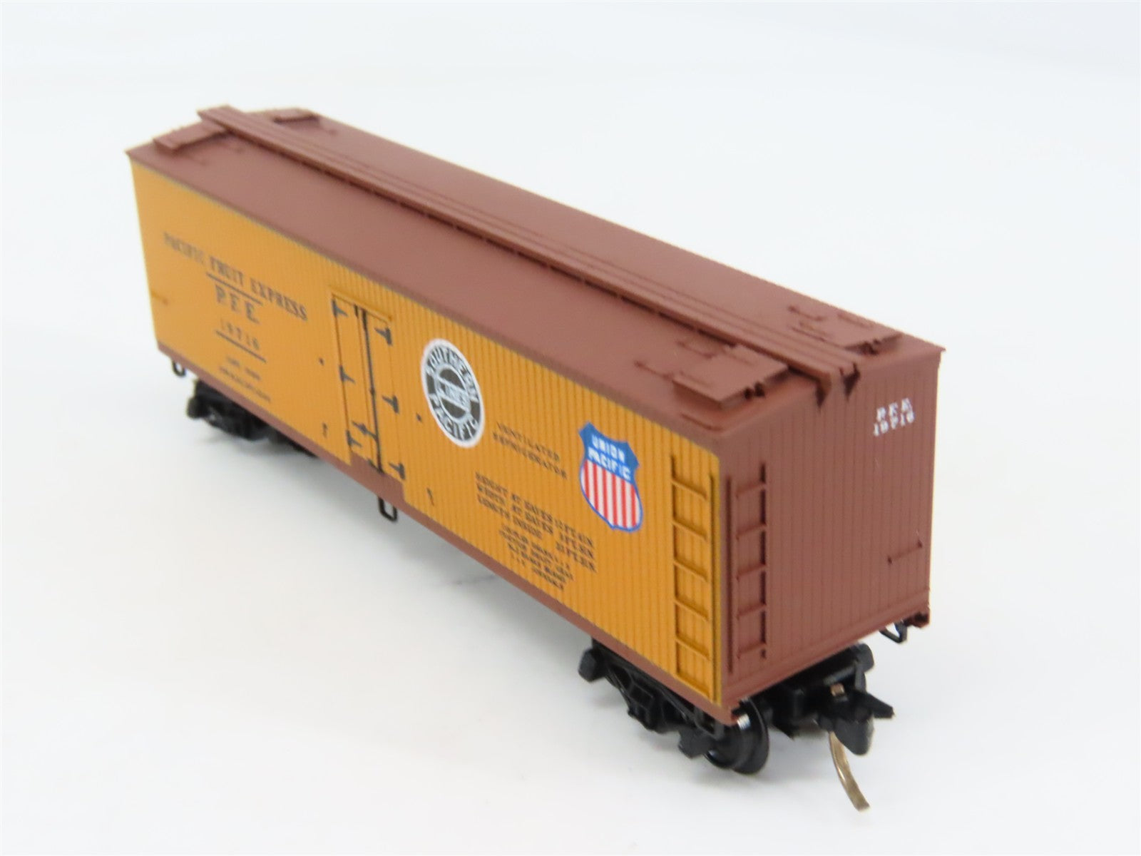 N Scale Micro-Trains MTL 47060 PFE Pacific Fruit Express 40' Reefer 19716 RTR