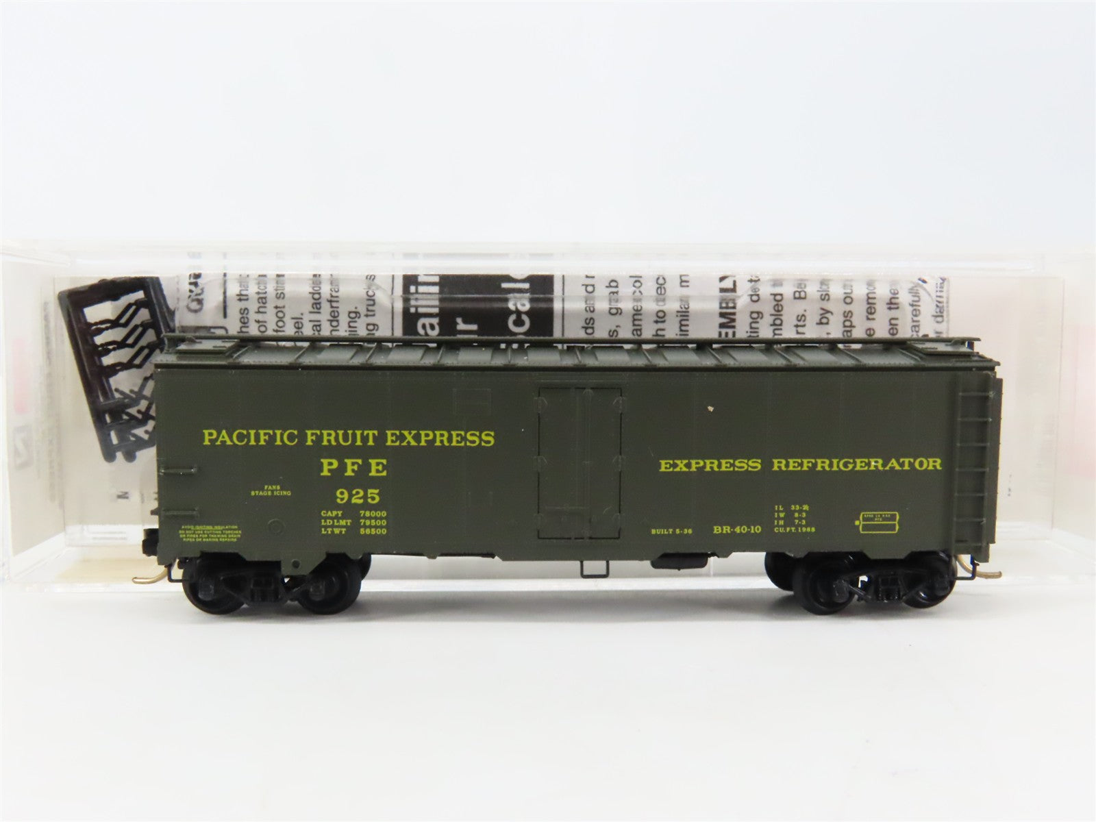N Scale Micro-Trains MTL 59510 PFE Pacific Fruit Express 40' Reefer 925 RTR