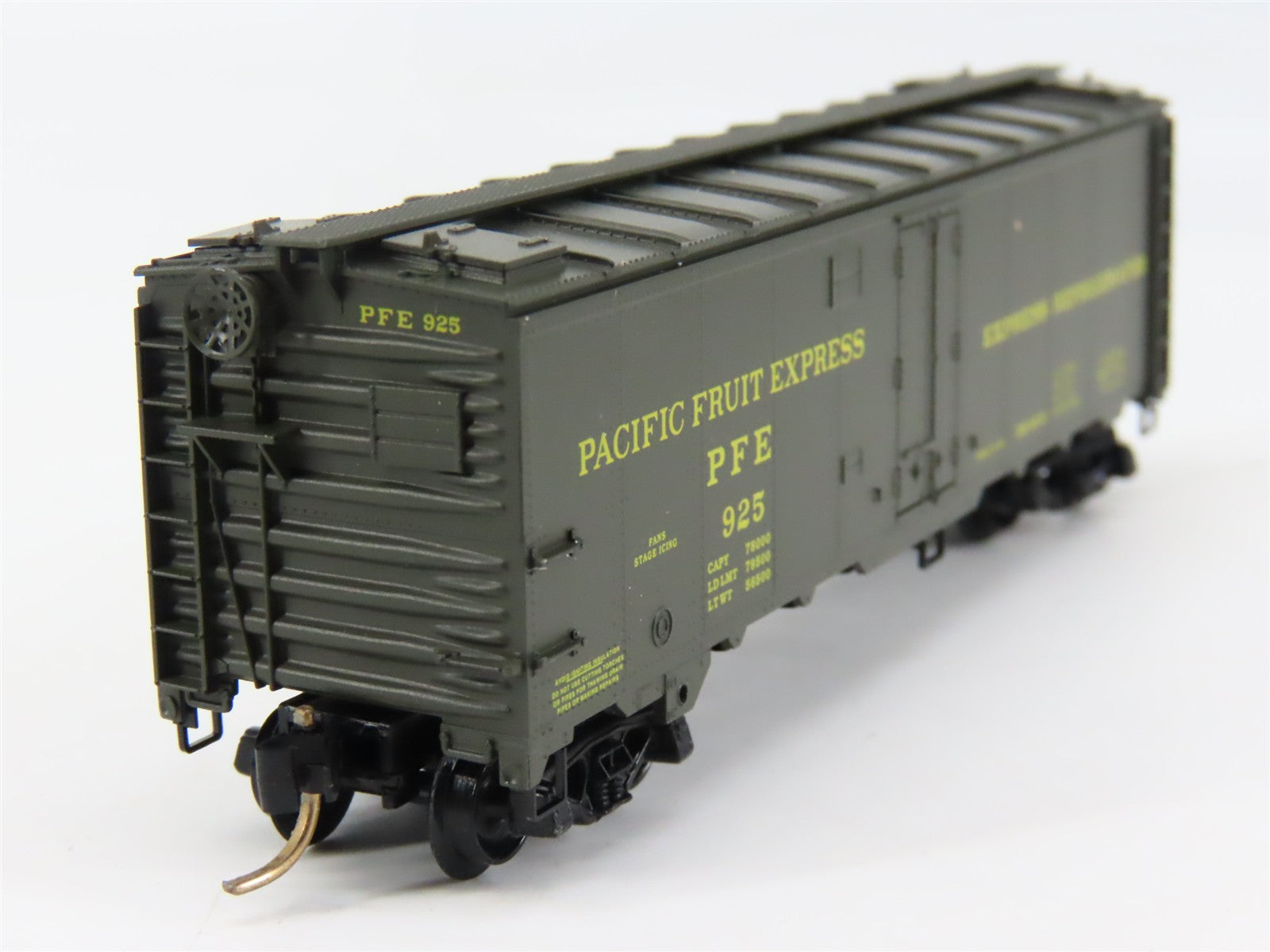 N Scale Micro-Trains MTL 59510 PFE Pacific Fruit Express 40' Reefer 925 RTR