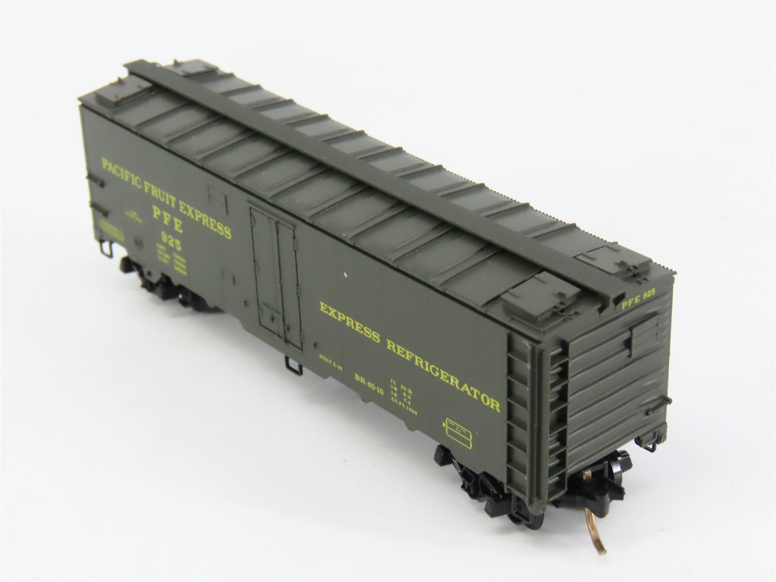 N Scale Micro-Trains MTL 59510 PFE Pacific Fruit Express 40' Reefer 925 RTR