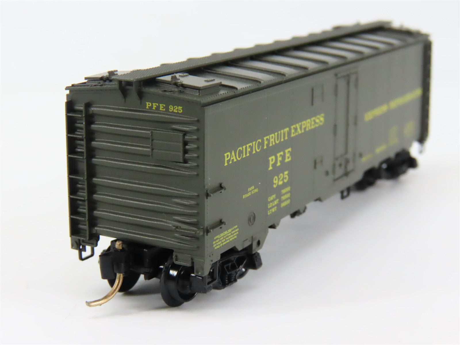 N Scale Micro-Trains MTL 59510 PFE Pacific Fruit Express 40' Reefer 925 RTR