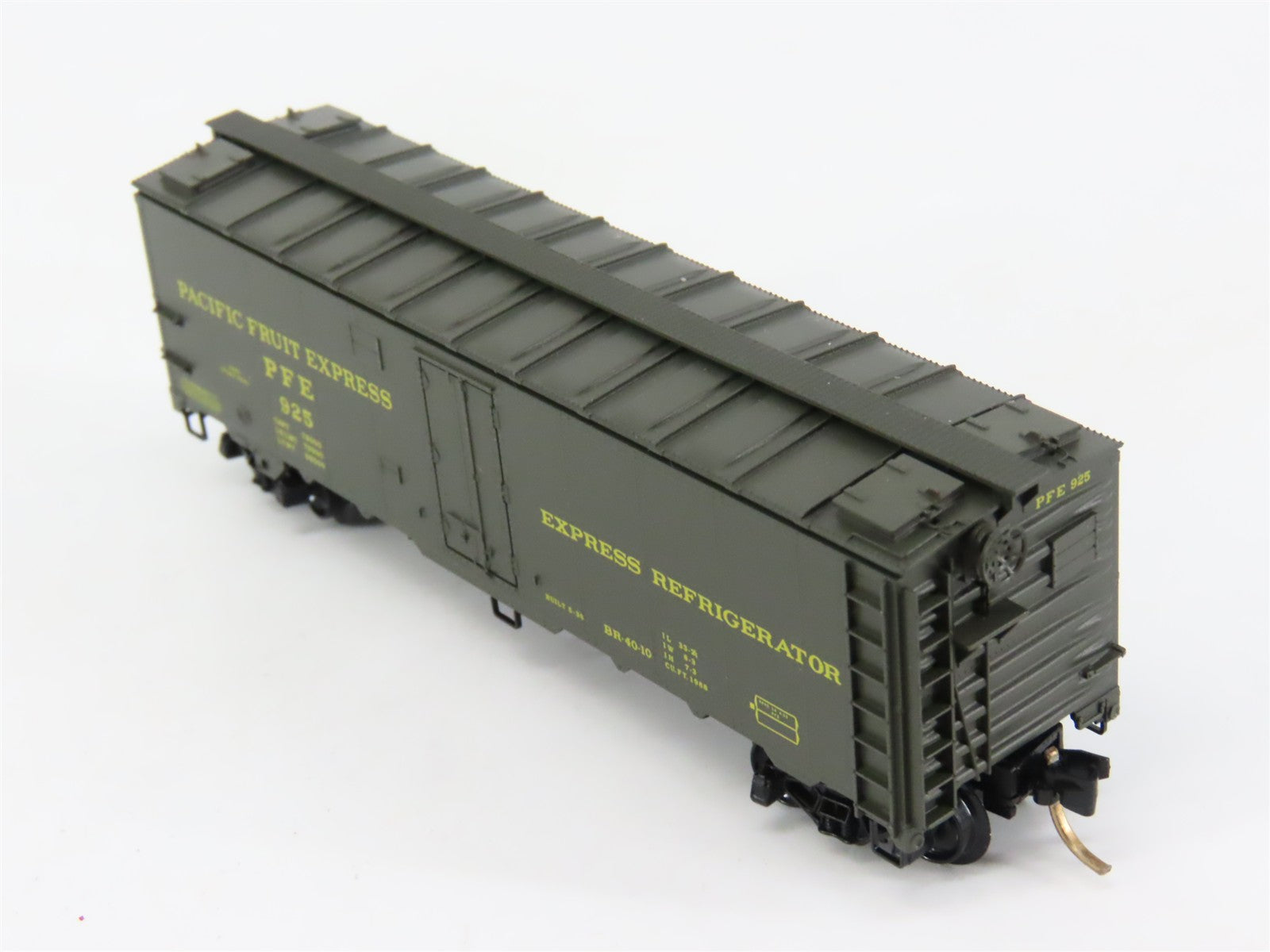 N Scale Micro-Trains MTL 59510 PFE Pacific Fruit Express 40' Reefer 925 RTR