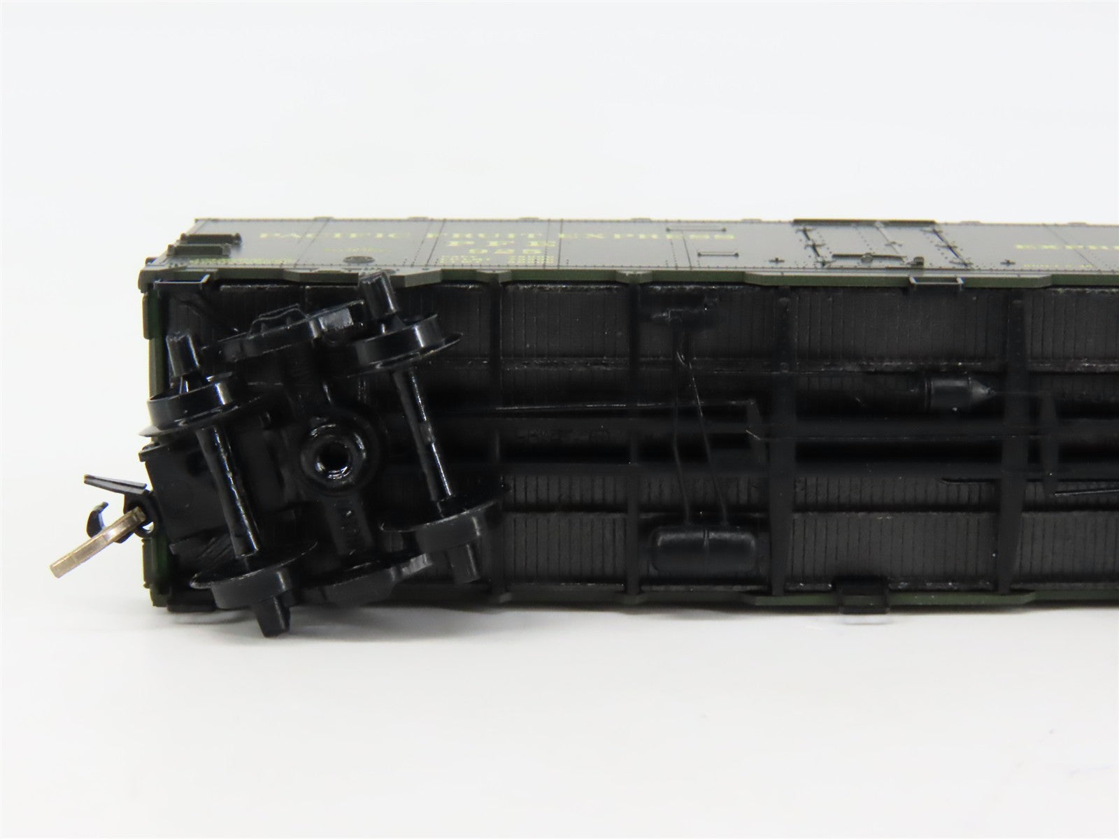 N Scale Micro-Trains MTL 59510 PFE Pacific Fruit Express 40' Reefer 925 RTR
