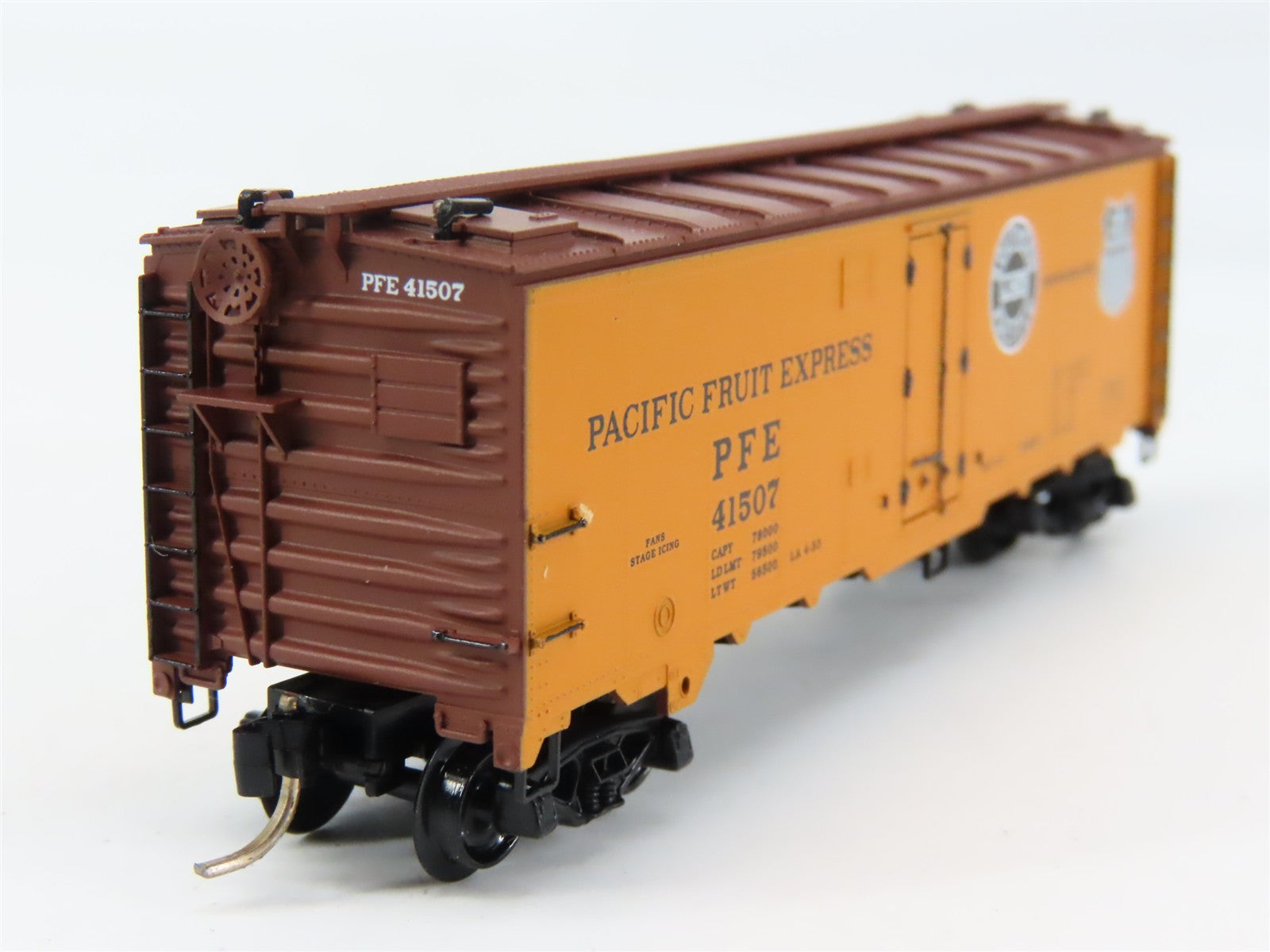N Scale Micro-Trains MTL 59520 PFE Pacific Fruit Express 40' Reefer 41507 RTR