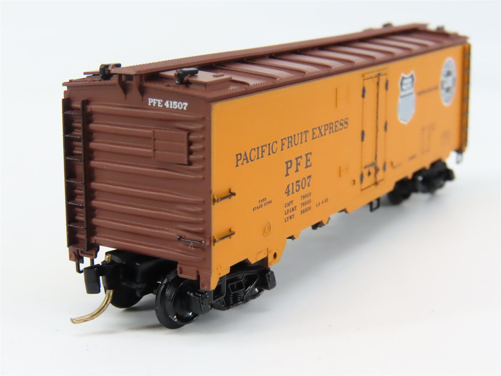 N Scale Micro-Trains MTL 59520 PFE Pacific Fruit Express 40' Reefer 41507 RTR