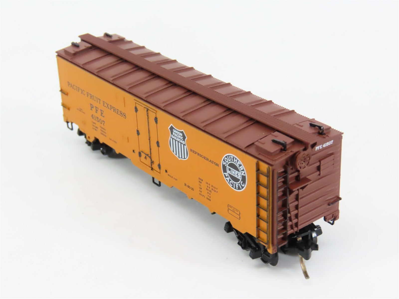 N Scale Micro-Trains MTL 59520 PFE Pacific Fruit Express 40' Reefer 41507 RTR