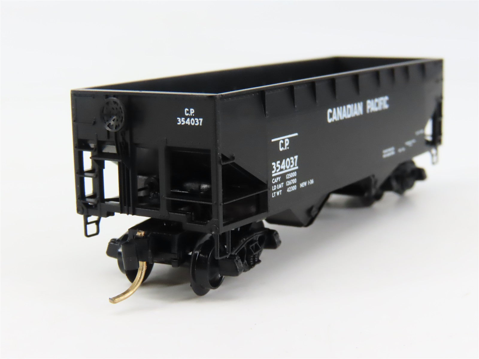 N Scale Micro-Trains MTL 55150 C.P. Canadian Pacific 33' 2-Bay Hopper 354037 RTR
