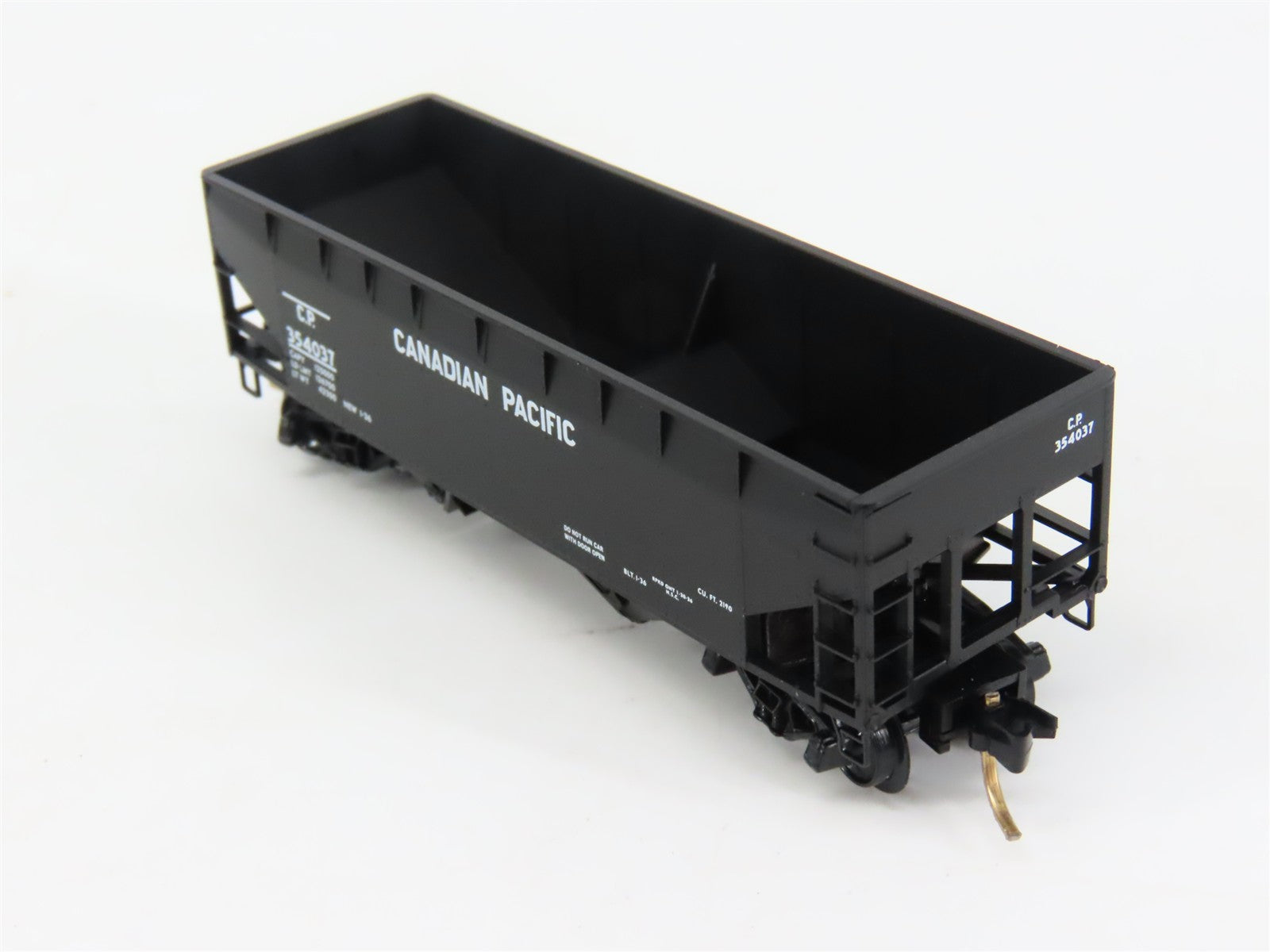 N Scale Micro-Trains MTL 55150 C.P. Canadian Pacific 33' 2-Bay Hopper 354037 RTR