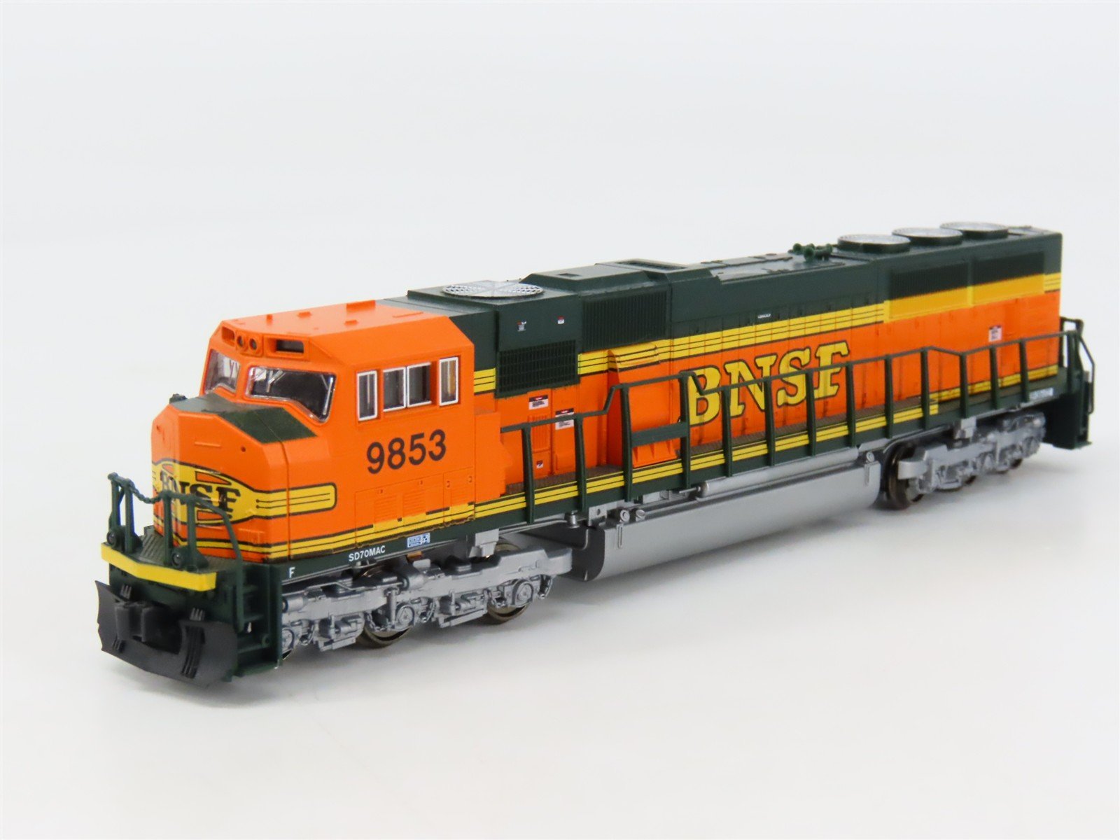 N Scale KATO 176-6304 BNSF Railway EMD SD70MAC Diesel #9853 DC