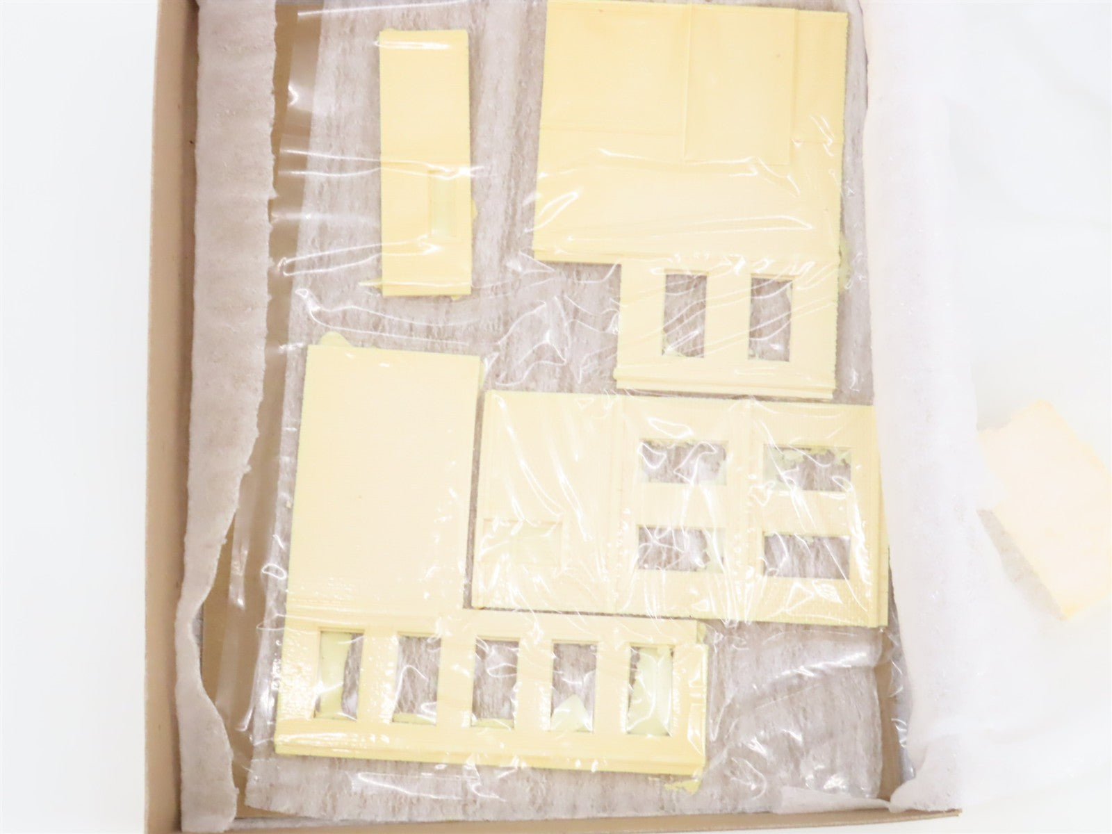 HO 1/87 Magnuson Models Kit No. 439-527 V.F.W.D. Pumping Station + Hotel Front