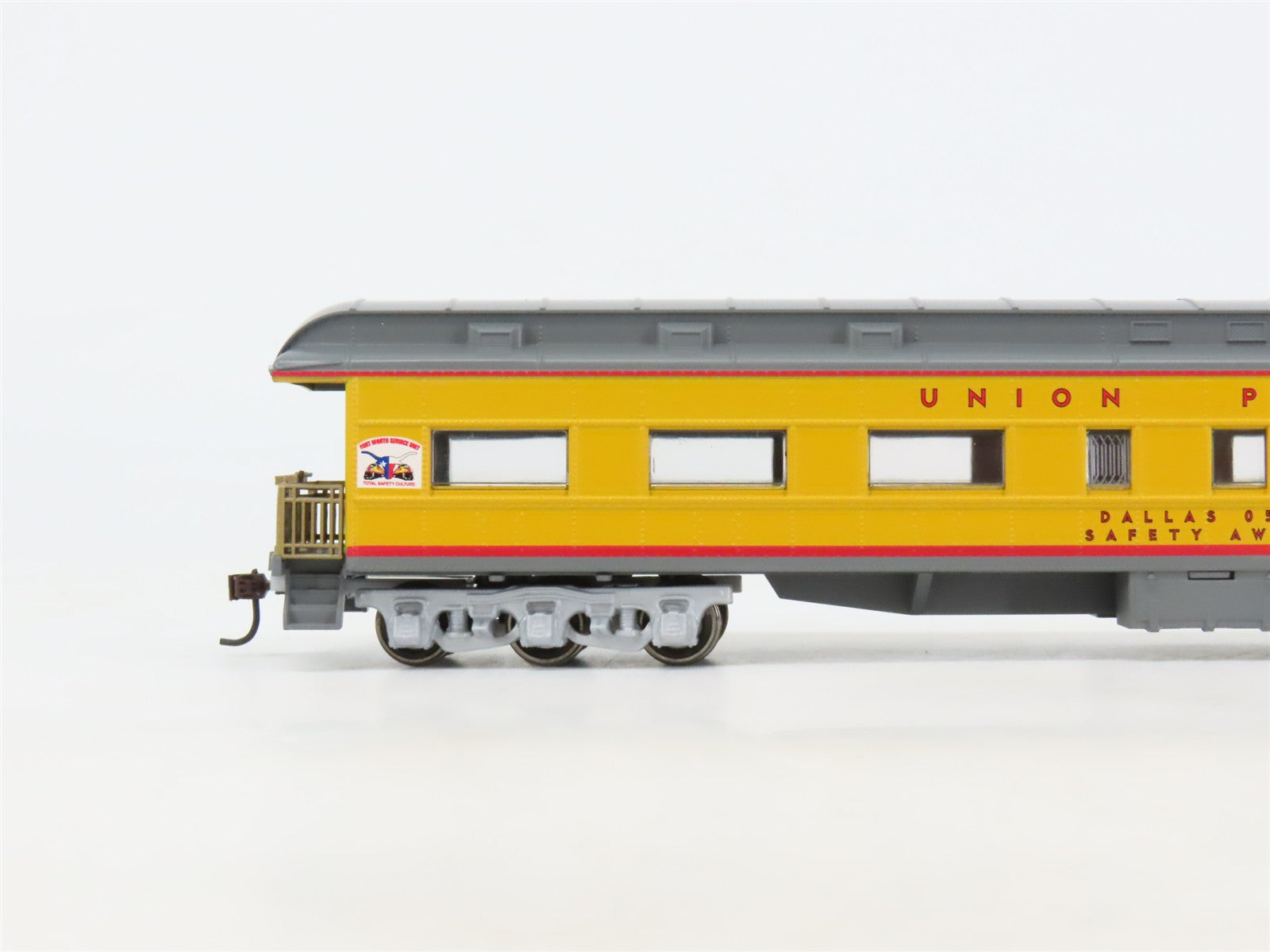 HO Scale Athearn 99392 UP Union Pacific Obs Passenger Car Safety Award
