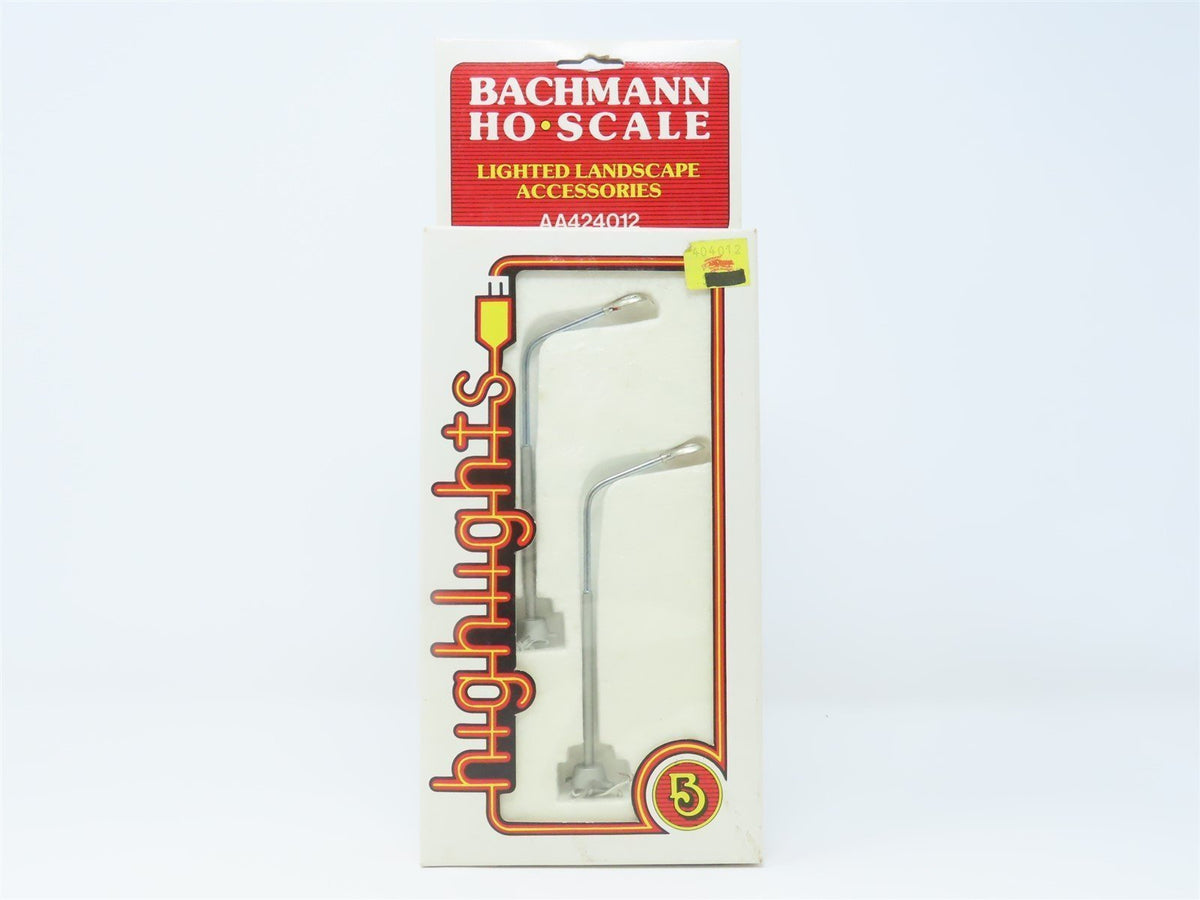 HO Scale Bachmann Highlights #42412 Two Modern Streetlights