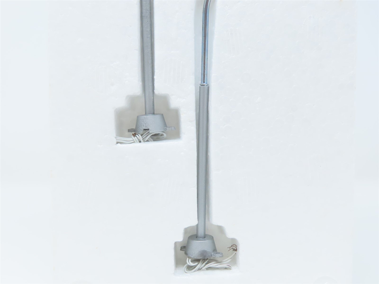 HO Scale Bachmann Highlights #42412 Two Modern Streetlights