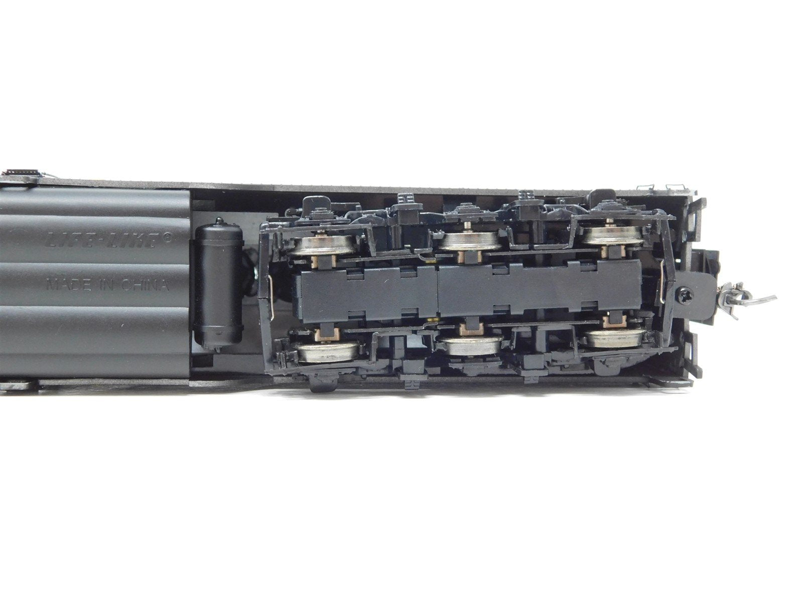 HO Walthers 920-31734 B&O Baltimore & Ohio E8/9B Diesel Unpowered Dummy #2415