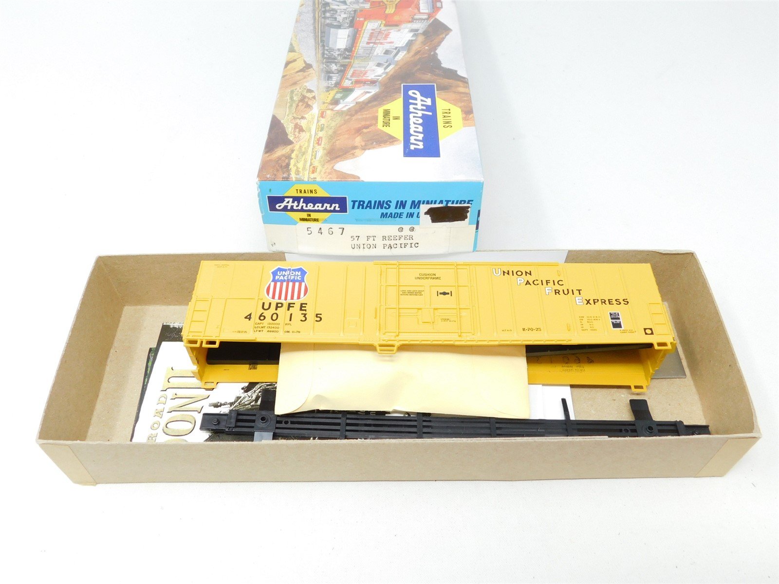 HO Scale Athearn Kit 5467 UPFE Union Pacific Fruit Express 57' Reefer #460135