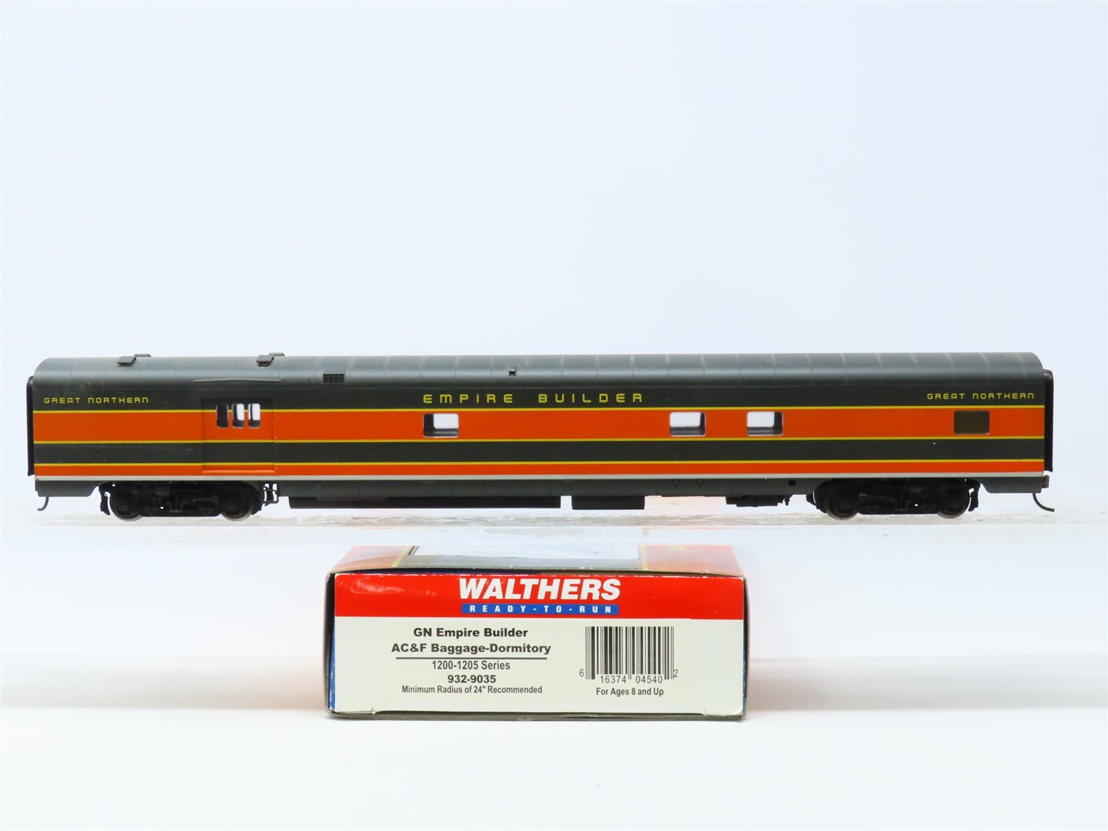 HO Scale Walthers 932-9035 GN Empire Builder Baggage-Dormitory Passenger