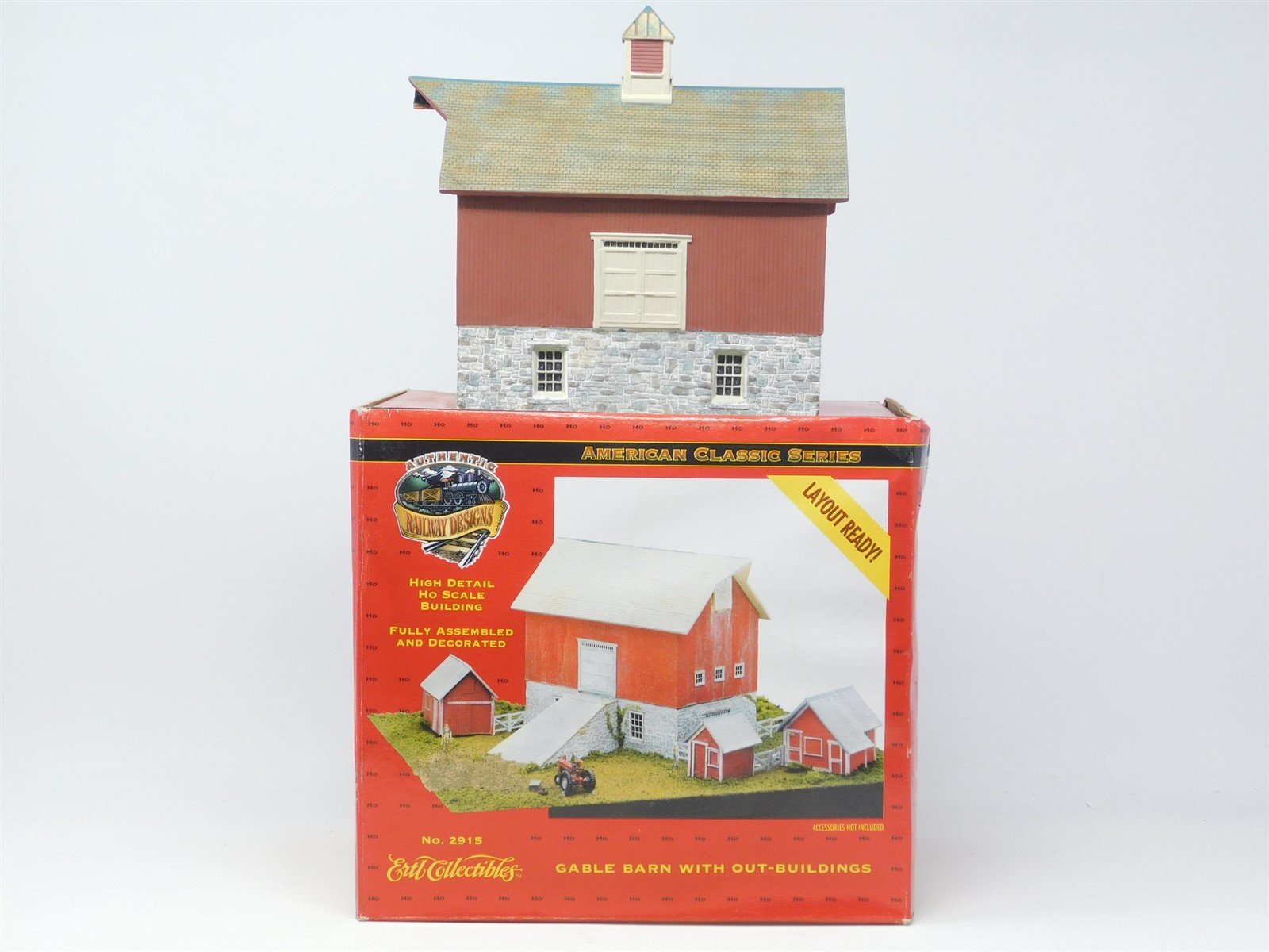 HO Scale Ertl Collectibles #2915 Gable Barn With Out Buildings - Assembled