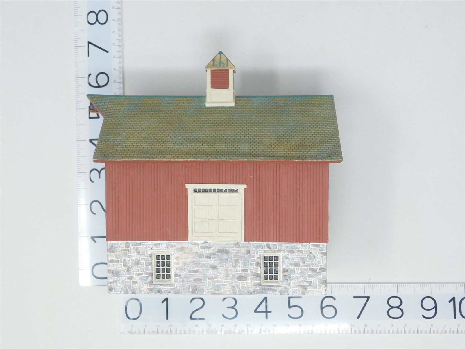 HO Scale Ertl Collectibles #2915 Gable Barn With Out Buildings - Assembled