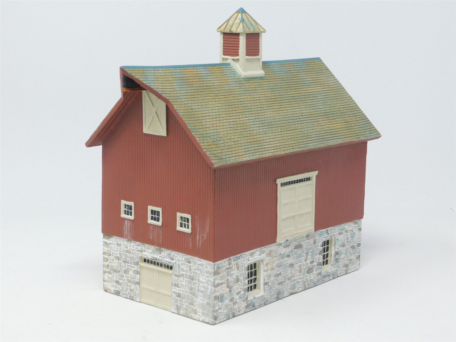 HO Scale Ertl Collectibles #2915 Gable Barn With Out Buildings - Assembled