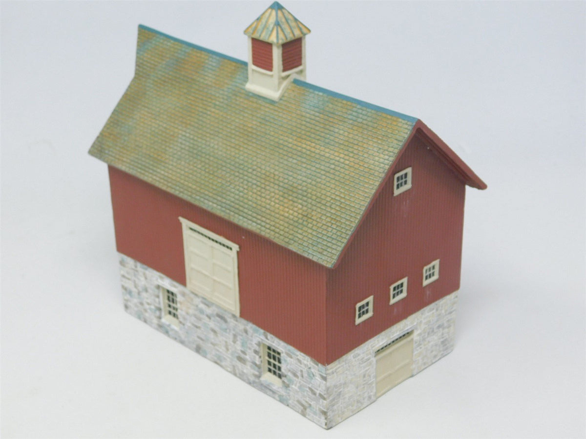 HO Scale Ertl Collectibles #2915 Gable Barn With Out Buildings - Assembled