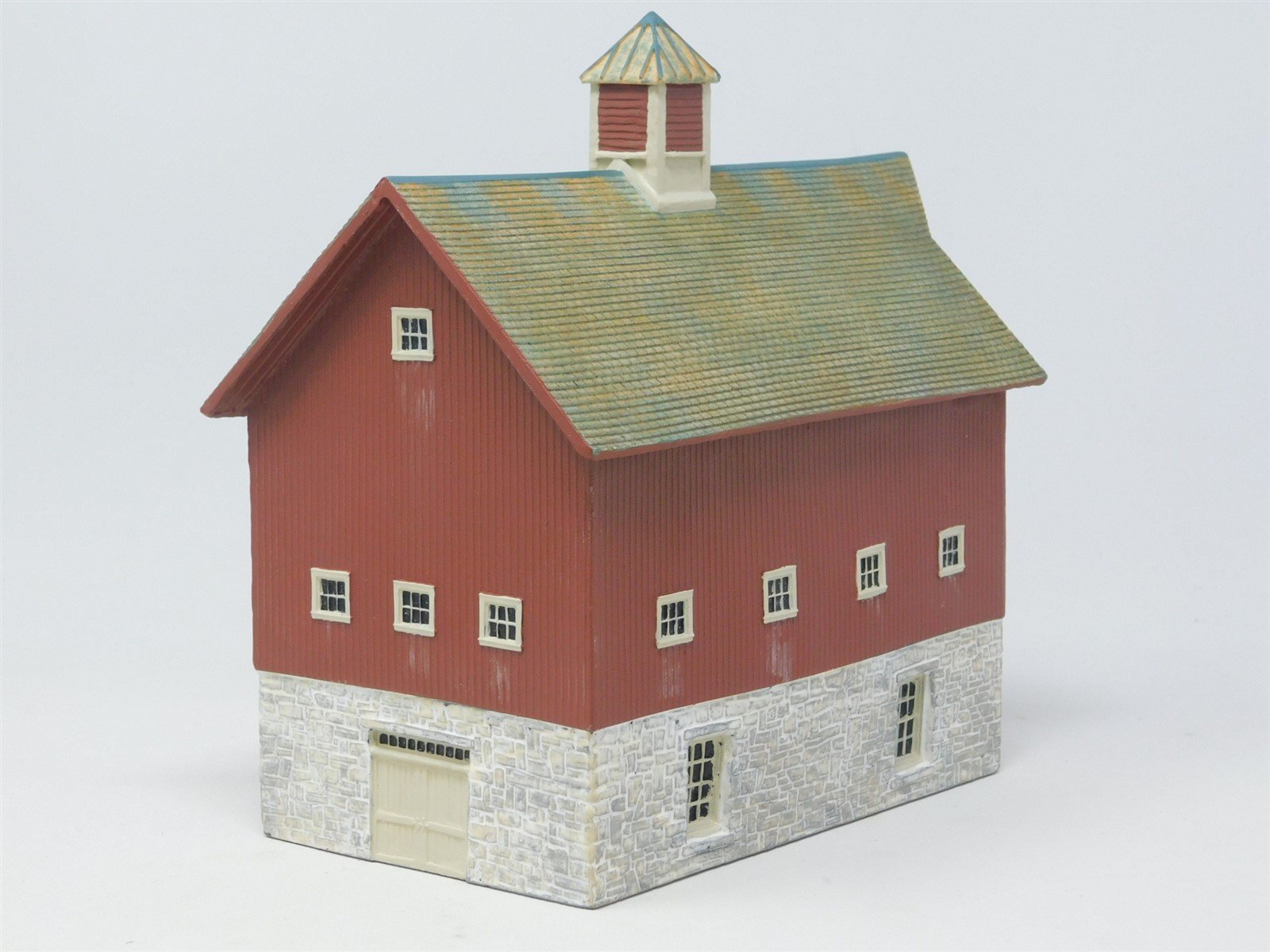 HO Scale Ertl Collectibles #2915 Gable Barn With Out Buildings - Assembled