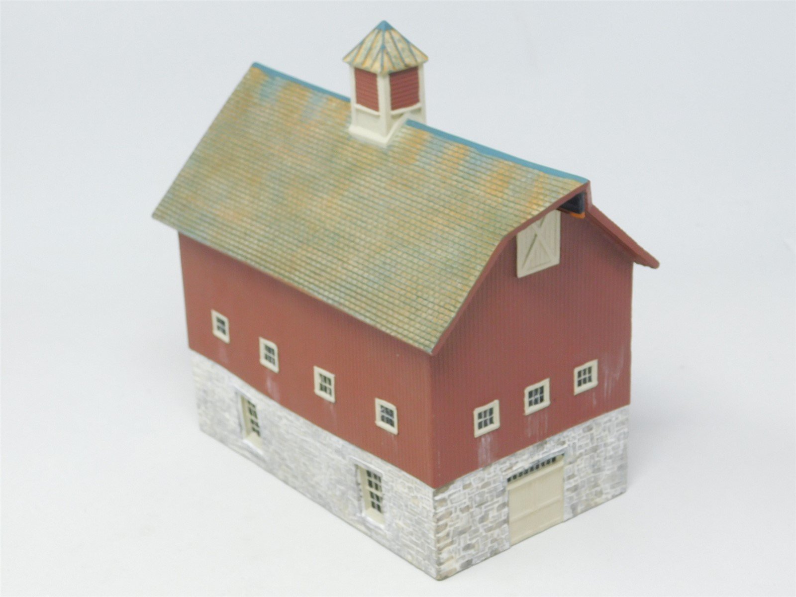 HO Scale Ertl Collectibles #2915 Gable Barn With Out Buildings - Assembled