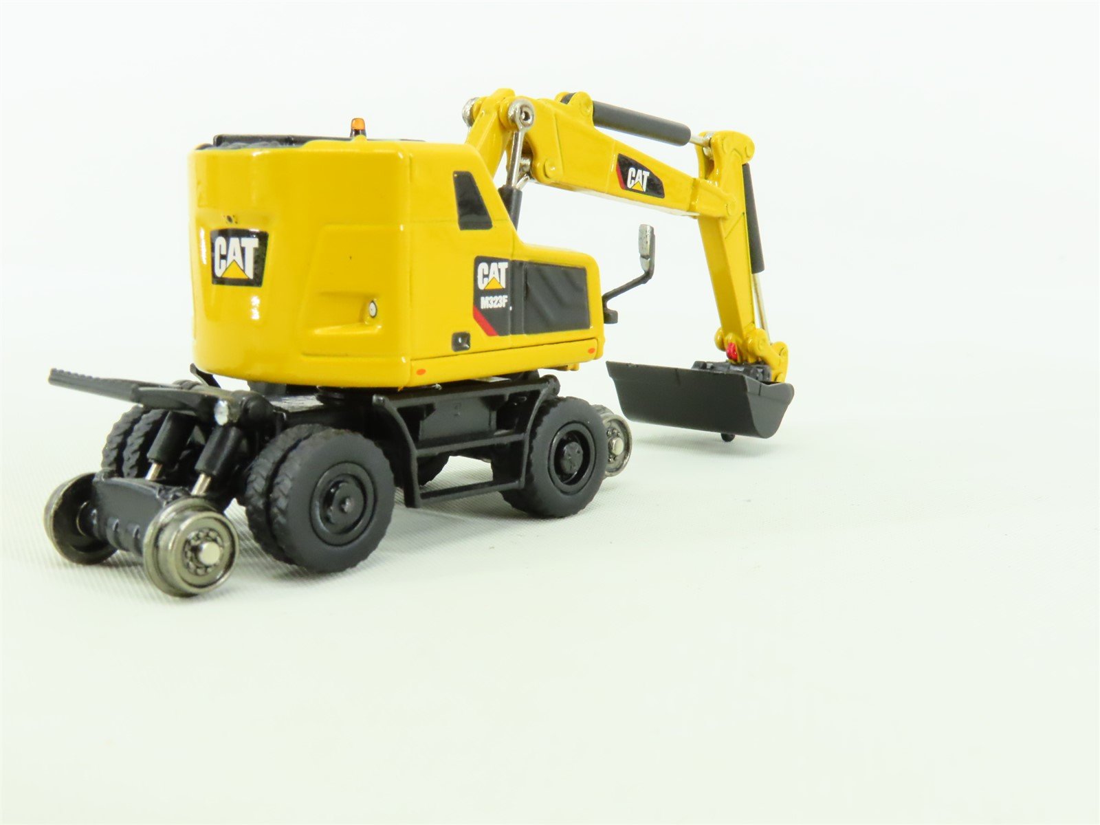 HO 1/87 Diecast Masters 85612 Caterpillar CAT M323F Railroad Wheeled Excavator