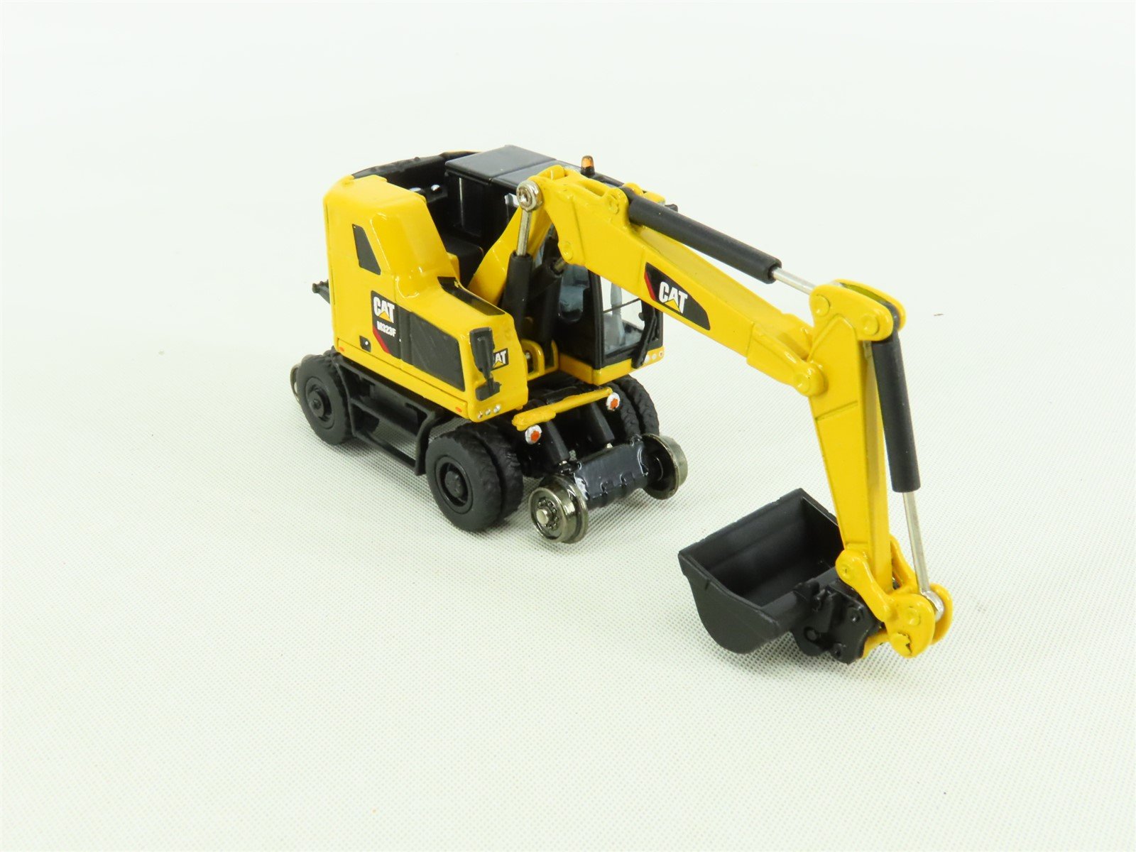 HO 1/87 Diecast Masters 85612 Caterpillar CAT M323F Railroad