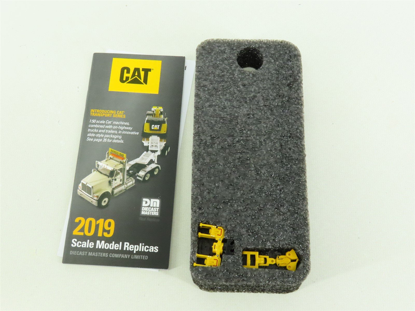 HO 1/87 Diecast Masters 85612 Caterpillar CAT M323F Railroad Wheeled Excavator