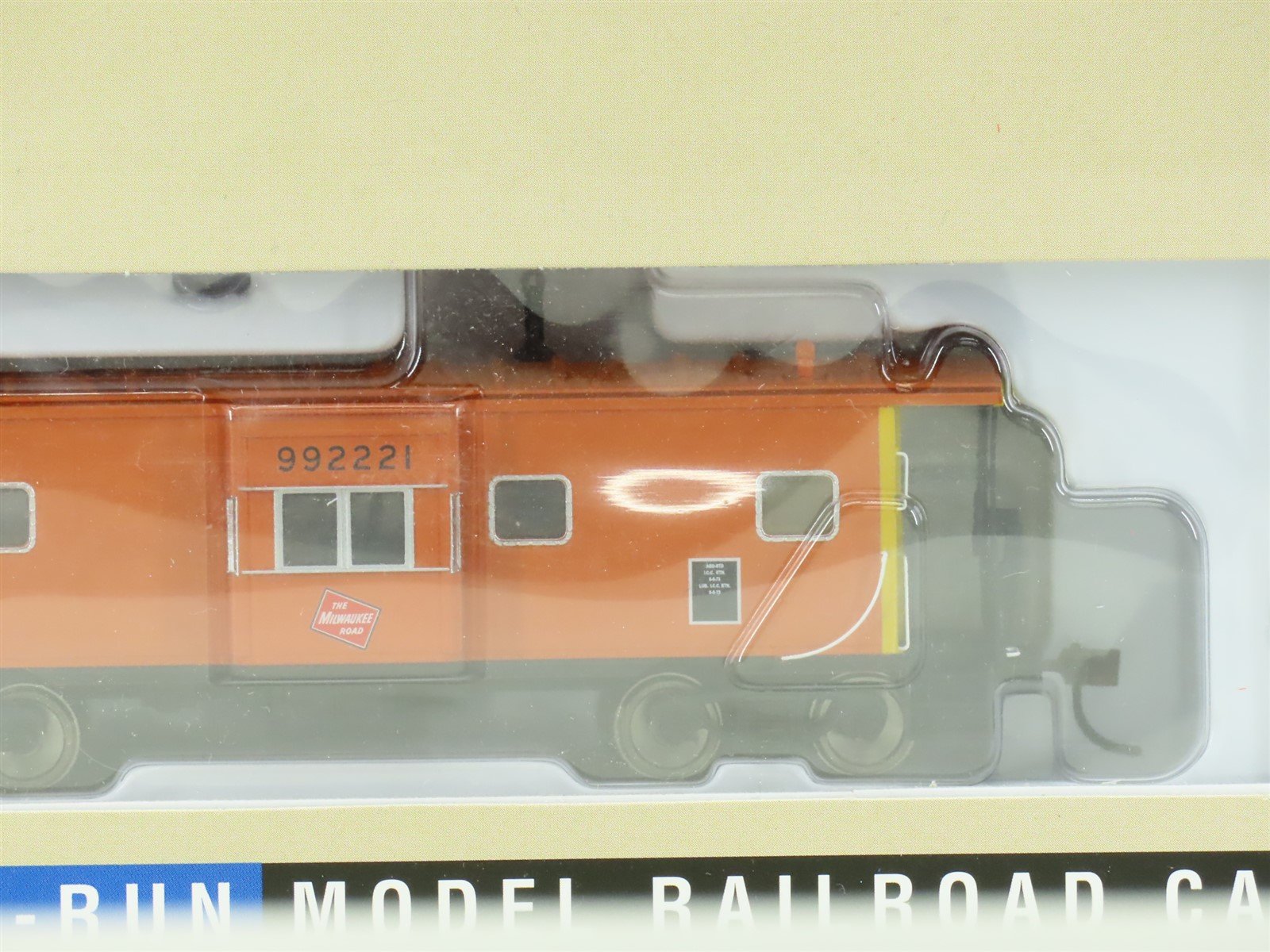 HO Scale Walthers Platinum Line 932-27632 MILW Milwaukee Road Caboose Set 2-Pack