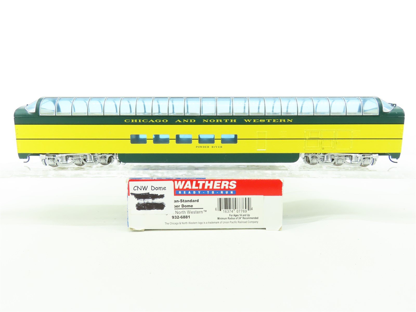 HO Scale Walthers 932-6881 CNW Chicago & Northwestern Super Dome Passenger