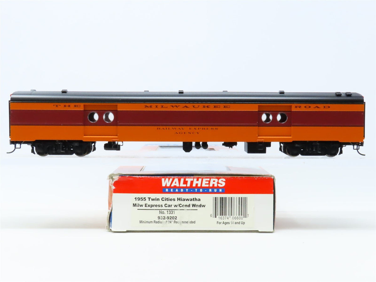 HO Scale Walthers 932-9202 MILW Milwaukee &quot;Hiawatha&quot; Baggage Express Passenger