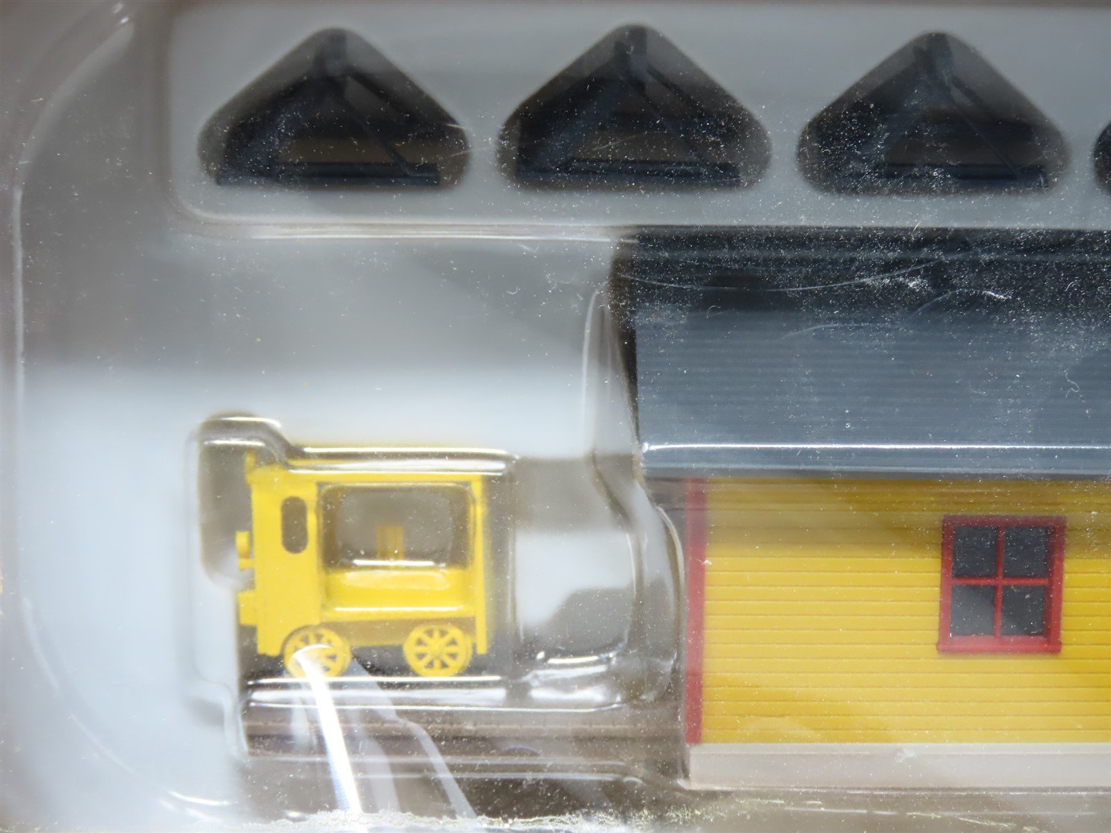 HO Walthers Built-Ups #933-2801 Speeder Shed, Speeder & Four Track Bumpers