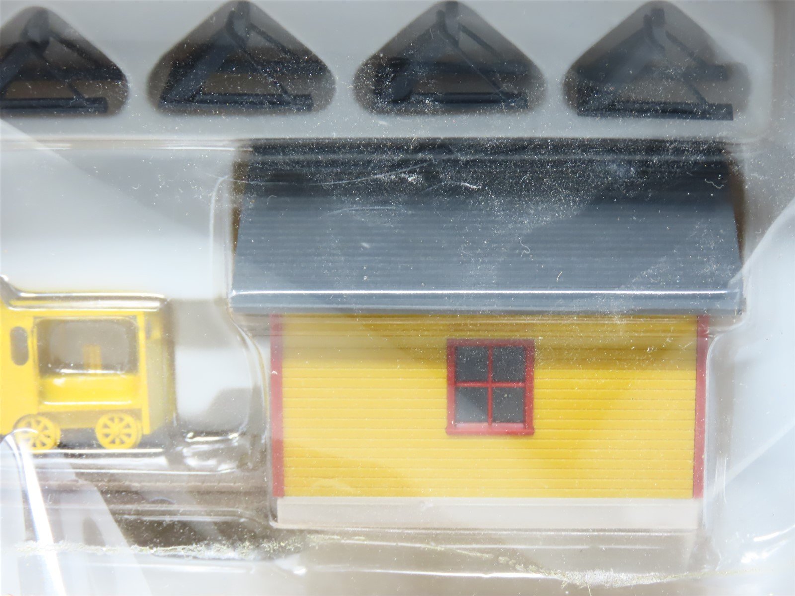 HO Walthers Built-Ups #933-2801 Speeder Shed, Speeder & Four Track Bumpers