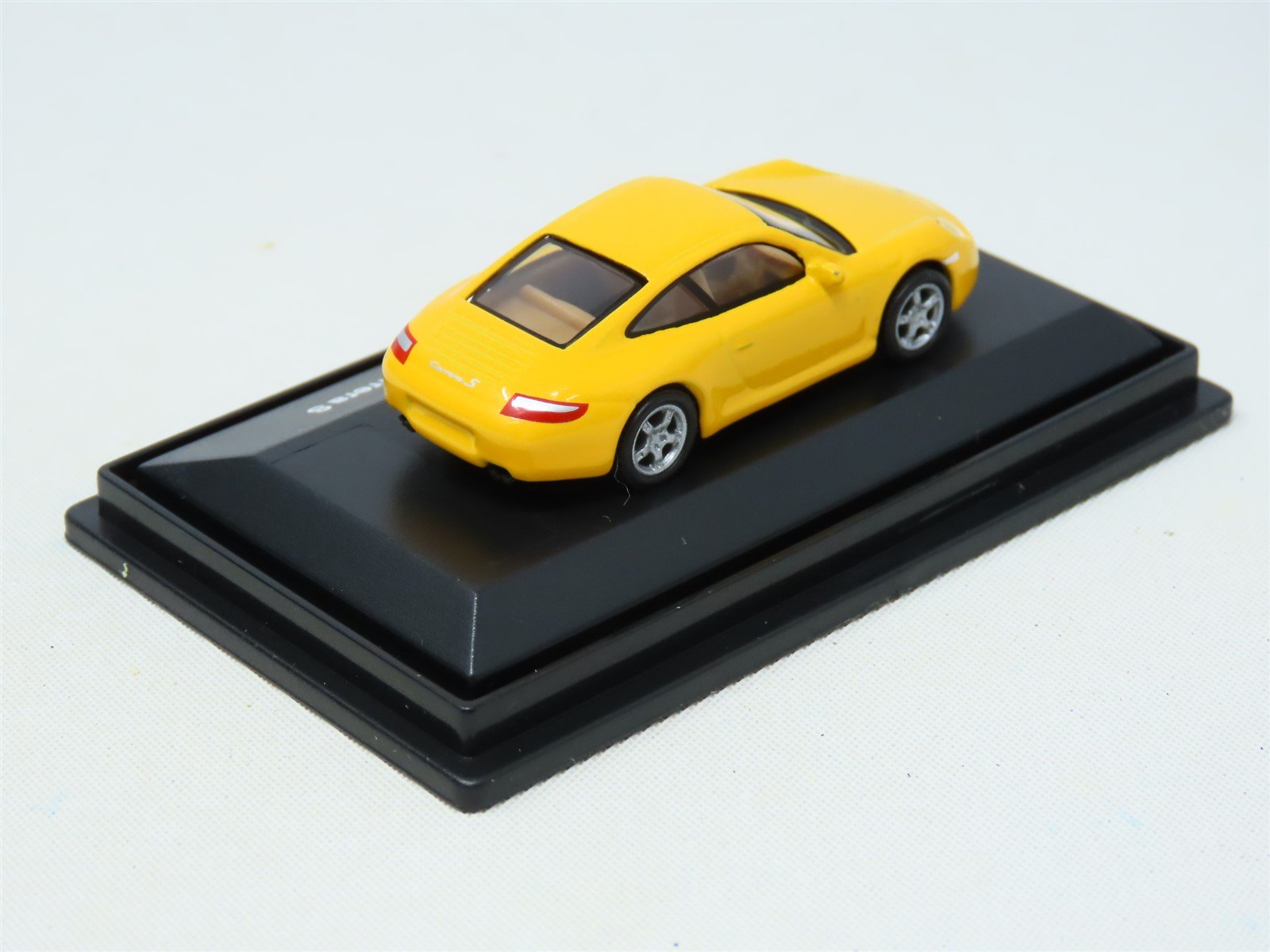 Mallibu International Ltd. miniature Porsche Cayenne Turbo Green 1/87 scale