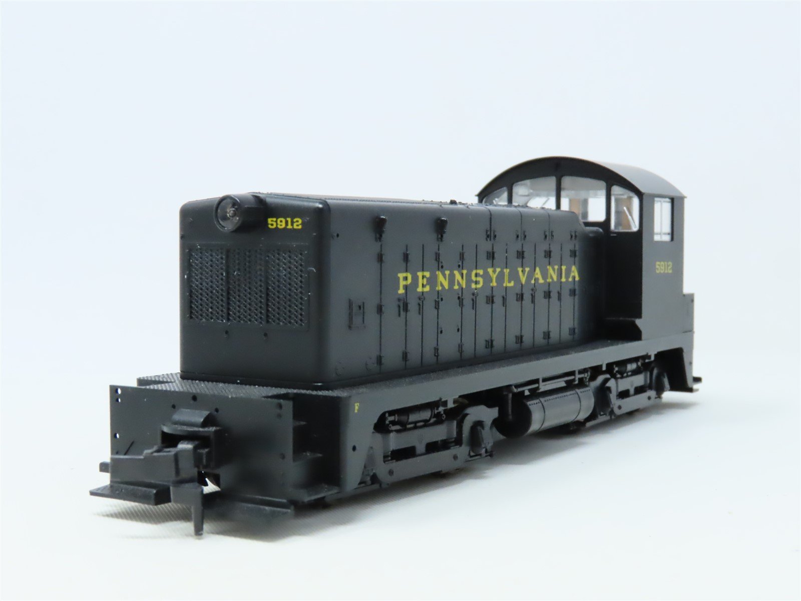 HO Scale KATO 37-108 PRR Pennsylvania EMD NW2 Ph. 1 Diesel