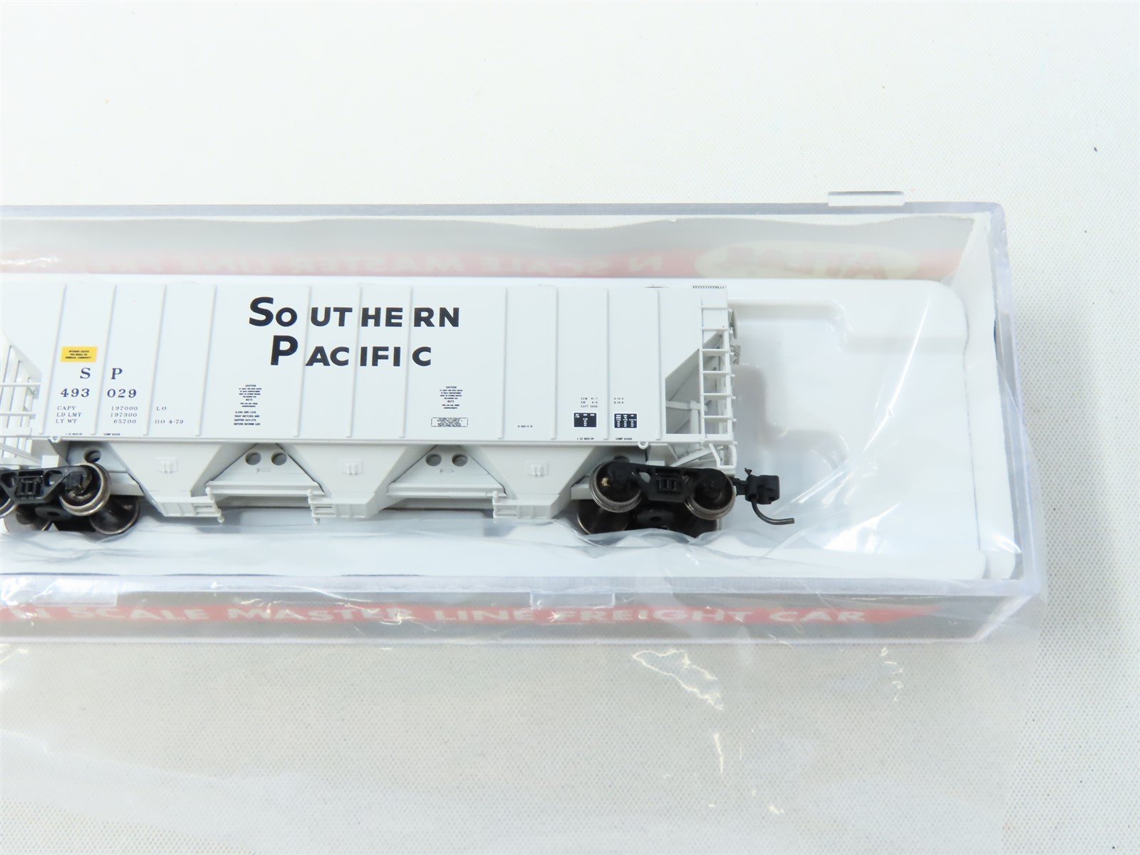 N Atlas Master Line #50003316 SP Southern Pacific 3-Bay Covered Hopper #493029