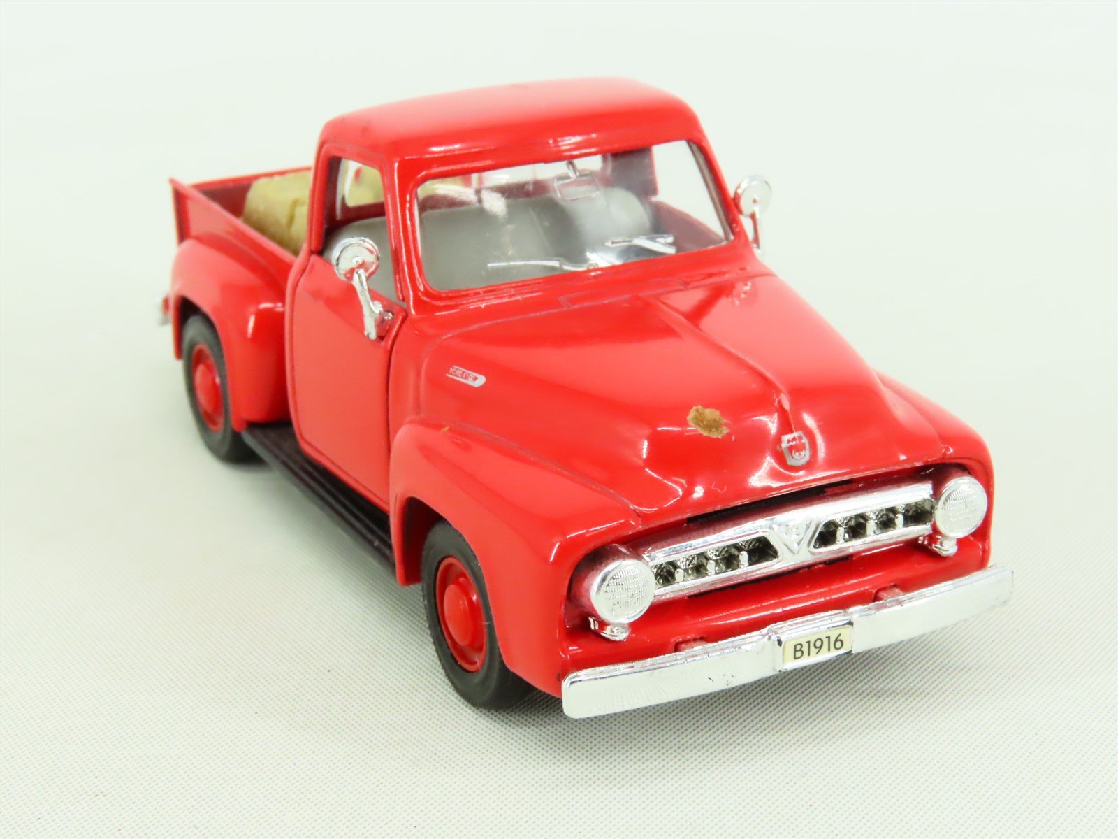 Maisto 1/32 Scale Die-Cast Red 1953 Ford Pick-Up Truck w/ Hay Load - Model  Train Market