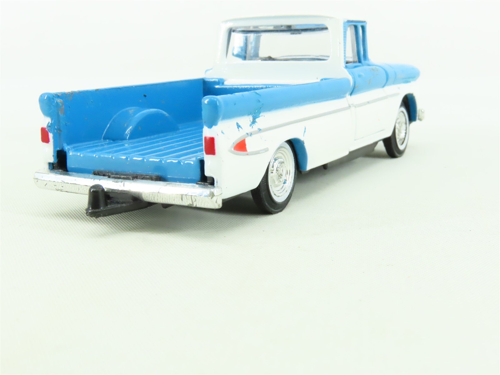 O 1/43 Scale Road Champs Die-Cast 1961 Chevrolet Apache Pickup Truck Blue/White