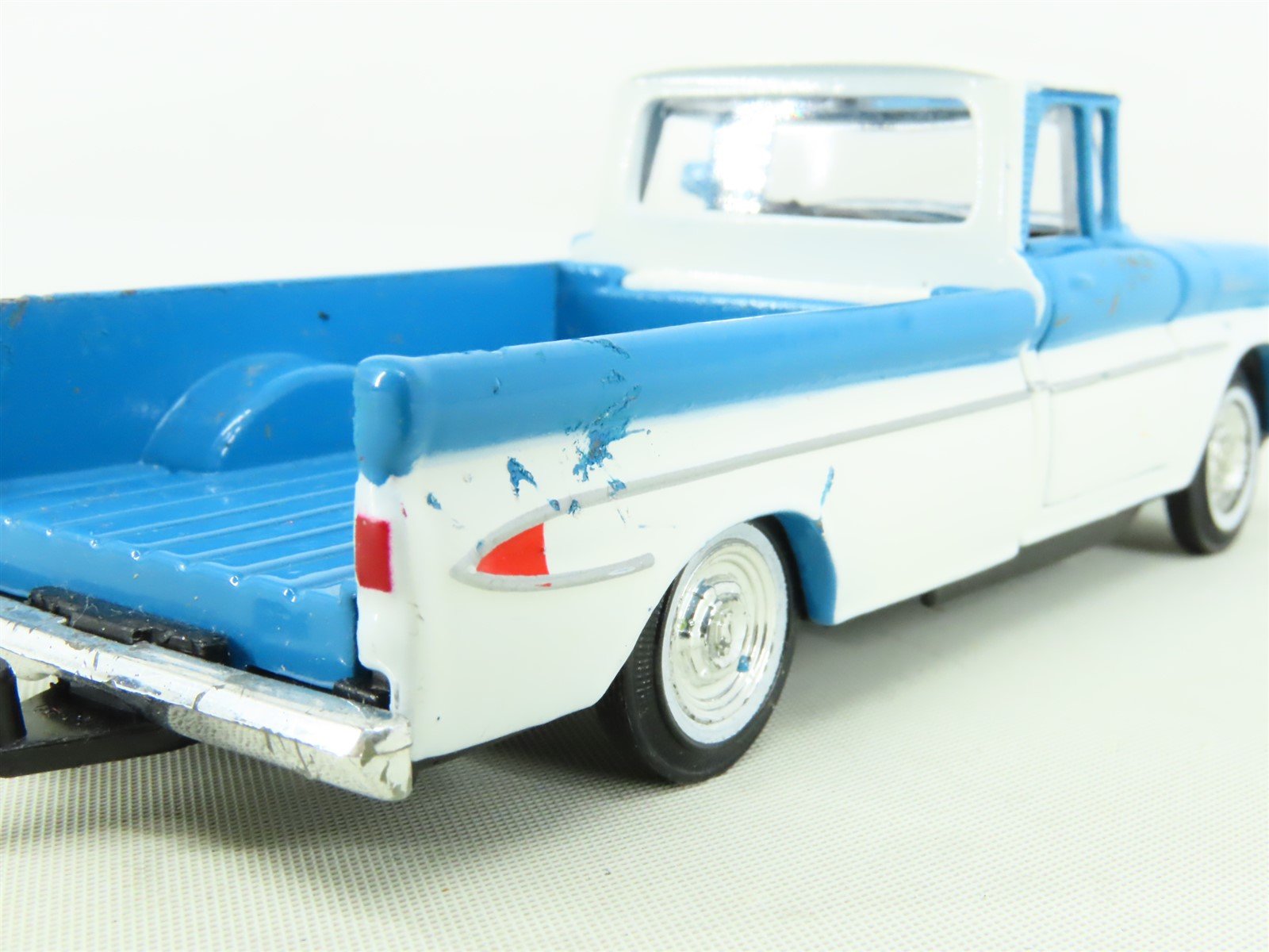 O 1/43 Scale Road Champs Die-Cast 1961 Chevrolet Apache Pickup Truck Blue/White