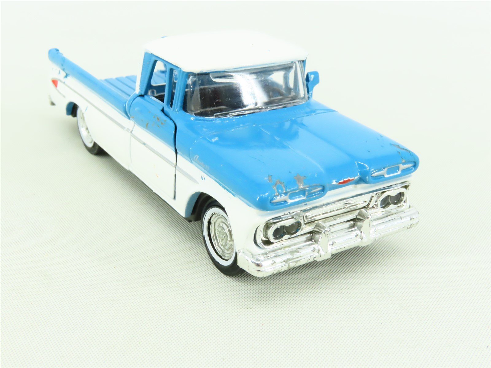 O 1/43 Scale Road Champs Die-Cast 1961 Chevrolet Apache Pickup Truck Blue/White